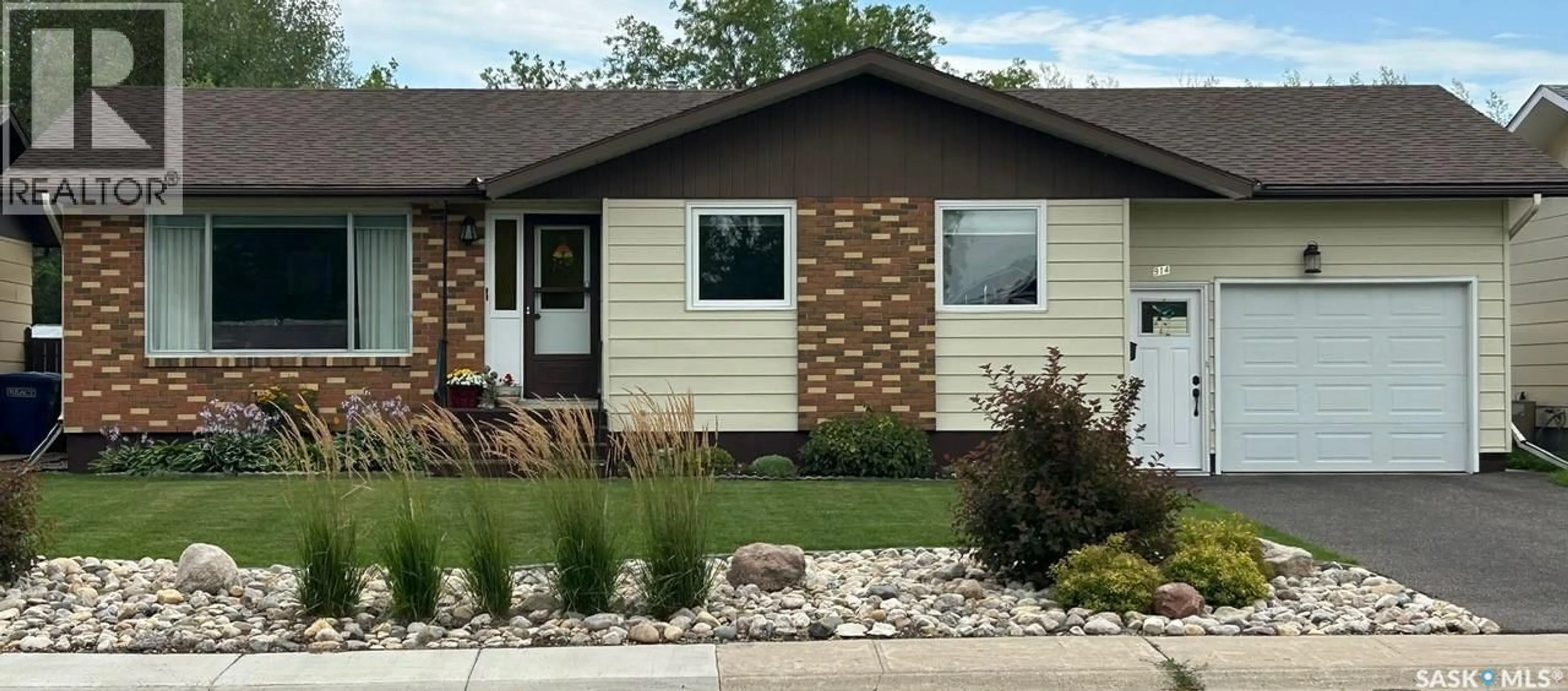 Home with vinyl exterior material, street for 914 16TH STREET, Humboldt Saskatchewan S0K2A0