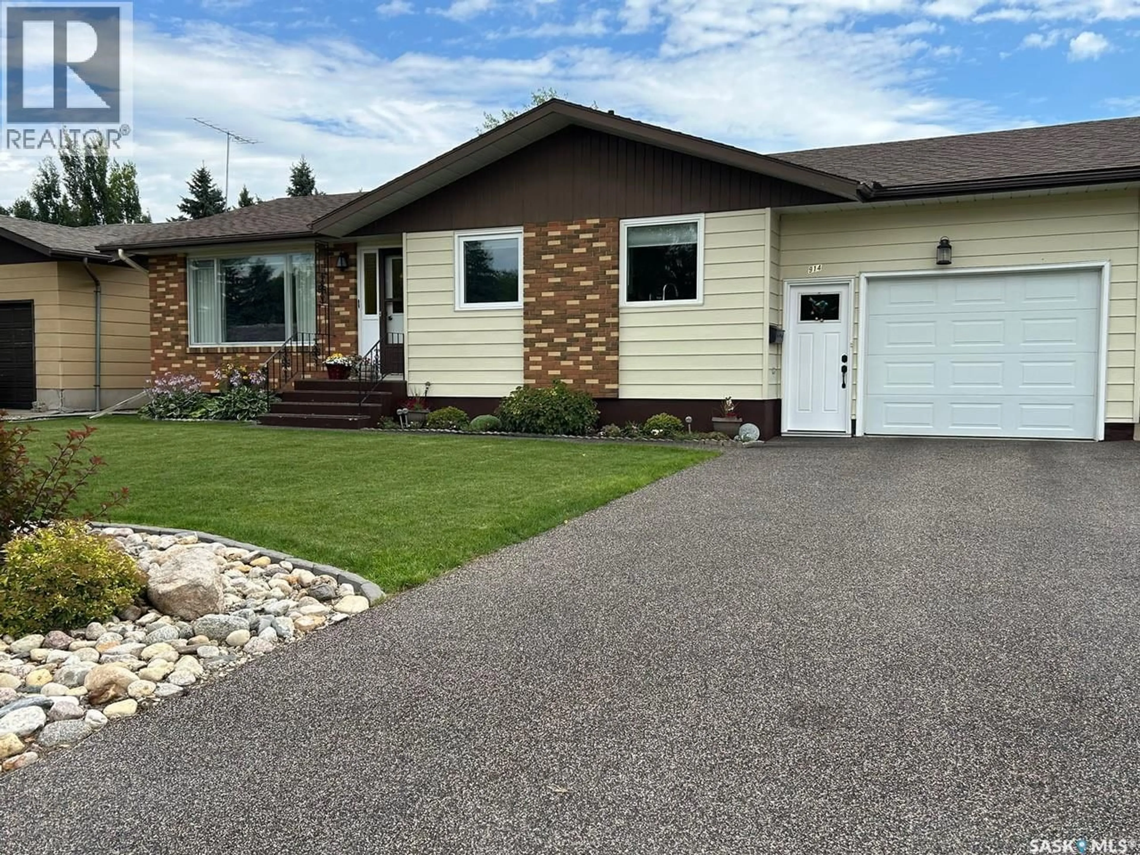Home with vinyl exterior material, street for 914 16TH STREET, Humboldt Saskatchewan S0K2A0