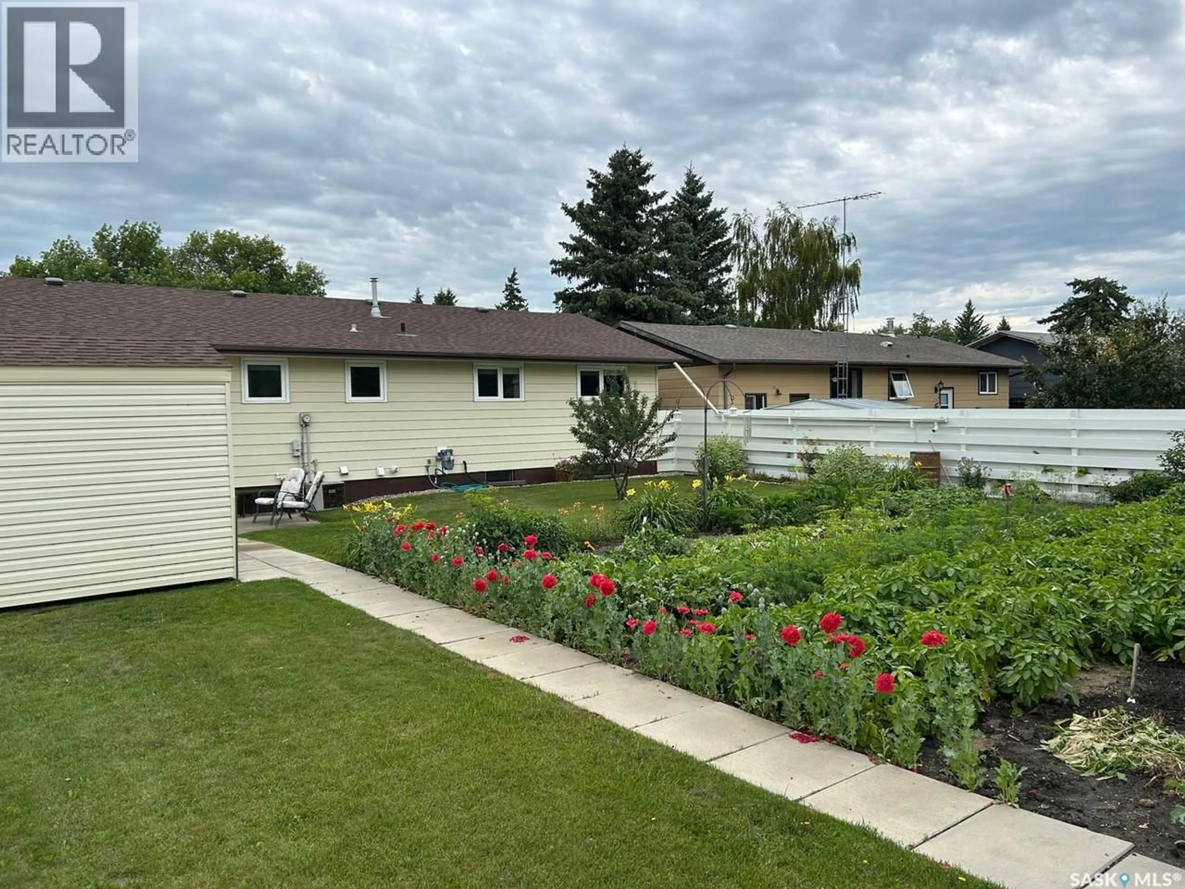 A pic from outside/outdoor area/front of a property/back of a property/a pic from drone, street for 914 16TH STREET, Humboldt Saskatchewan S0K2A0