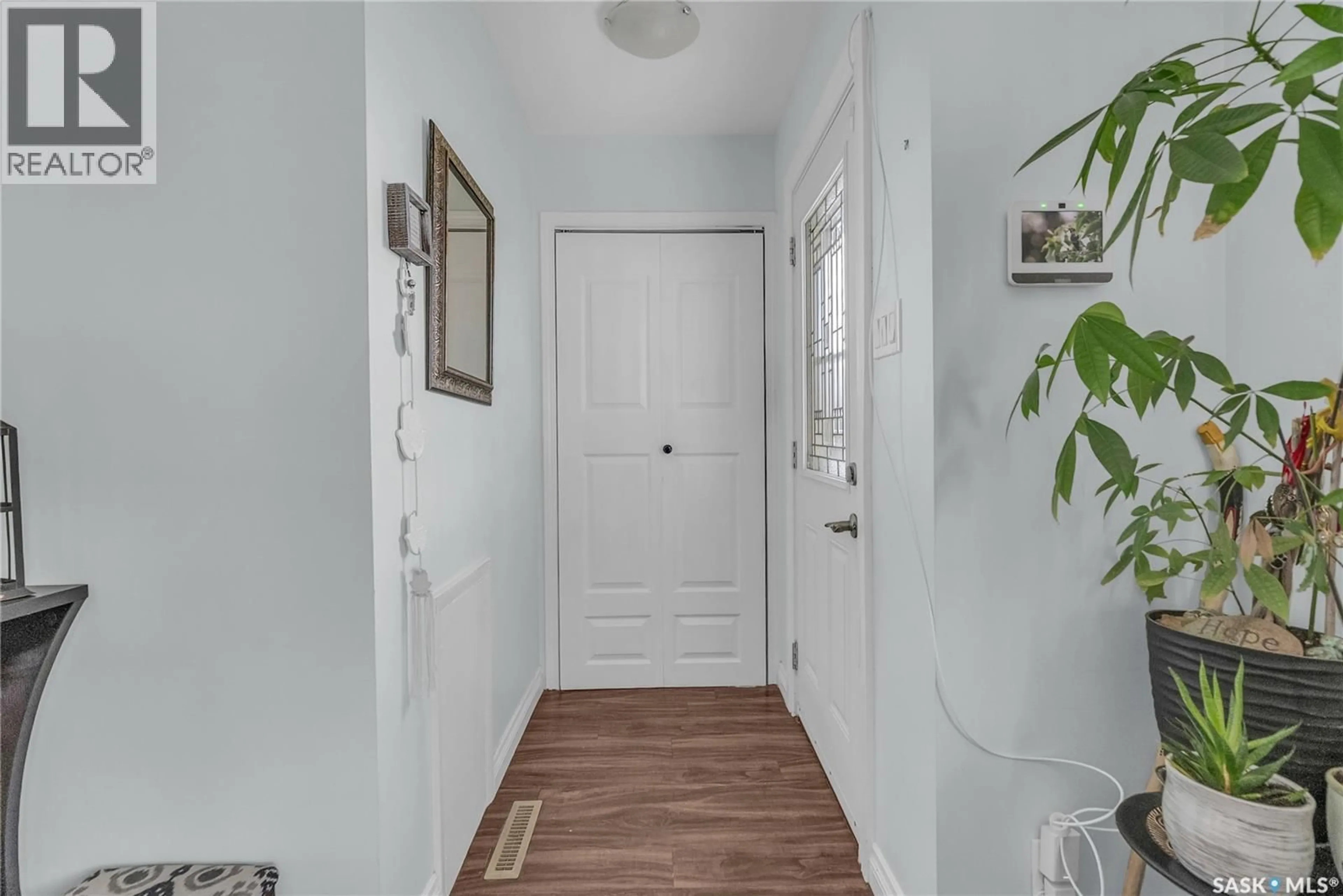 Indoor entryway for 302 OTTAWA AVENUE, Saskatoon Saskatchewan S7L3P1