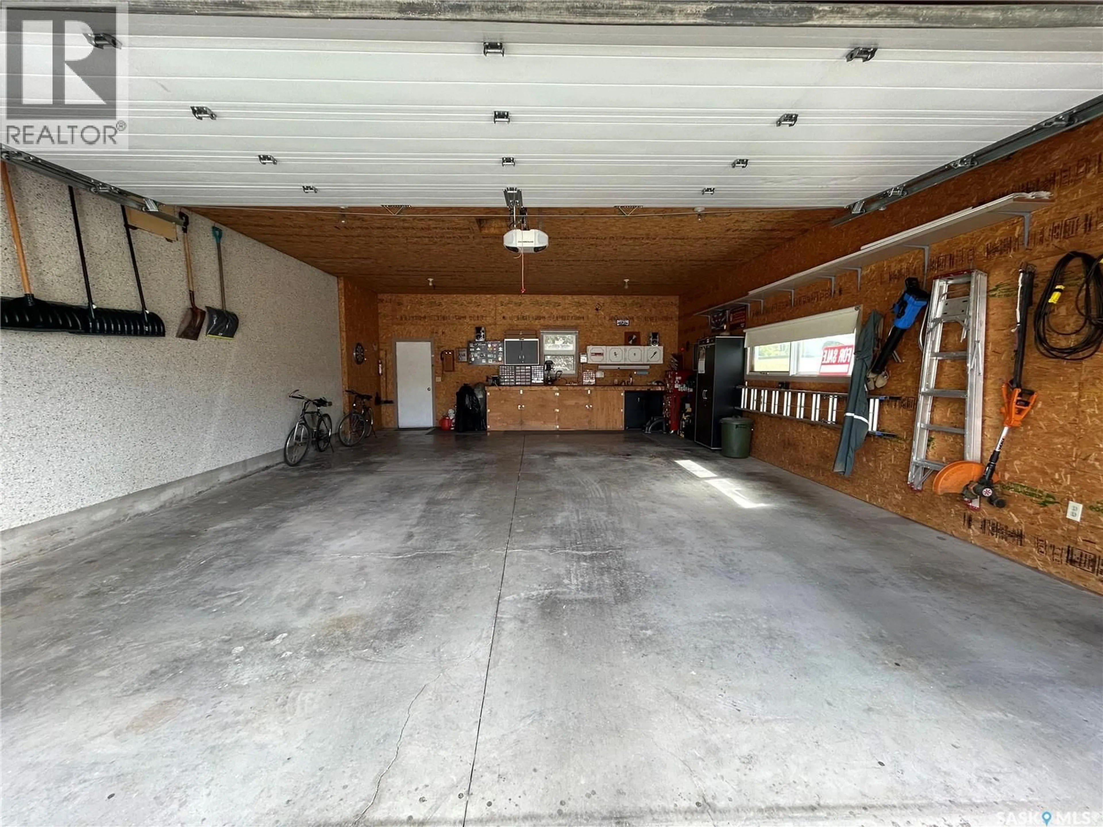 Indoor garage for 1130 9TH STREET, Humboldt Saskatchewan S0K2A0