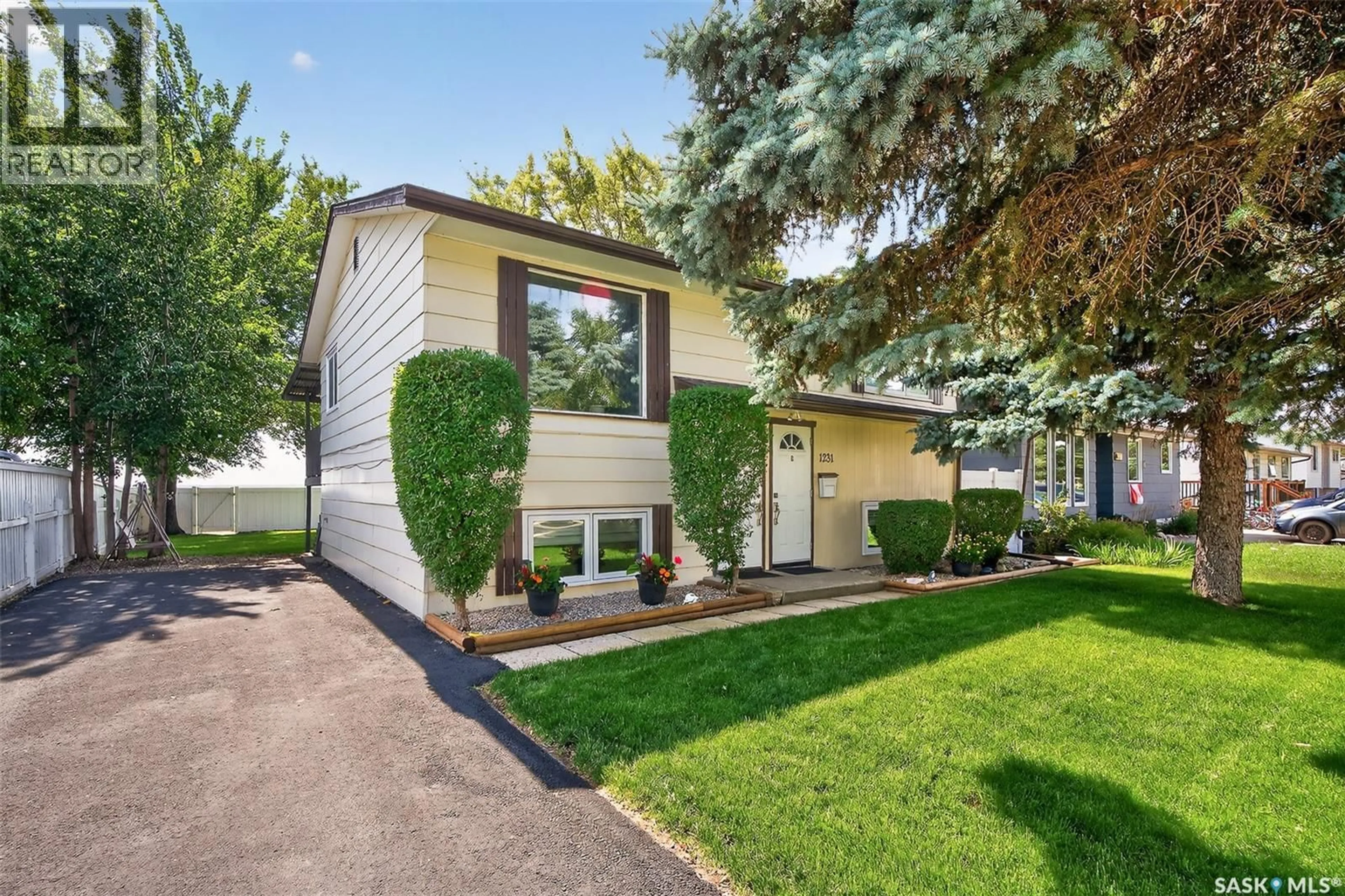 Home with vinyl exterior material, street for 1231 SPADINA STREET, Moose Jaw Saskatchewan S6H7G5