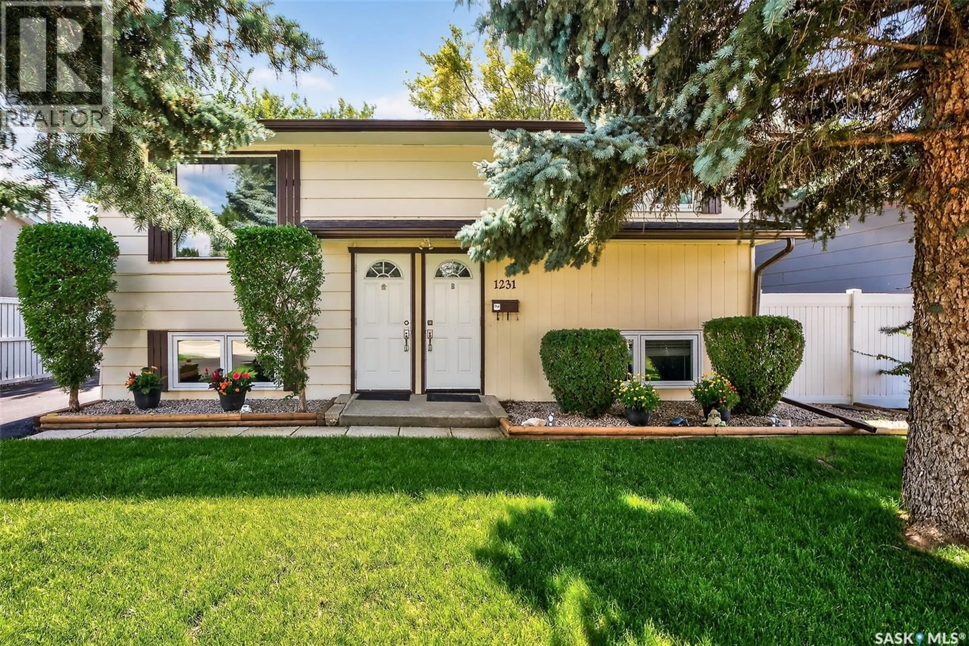 Home with vinyl exterior material, street for 1231 SPADINA STREET, Moose Jaw Saskatchewan S6H7G5