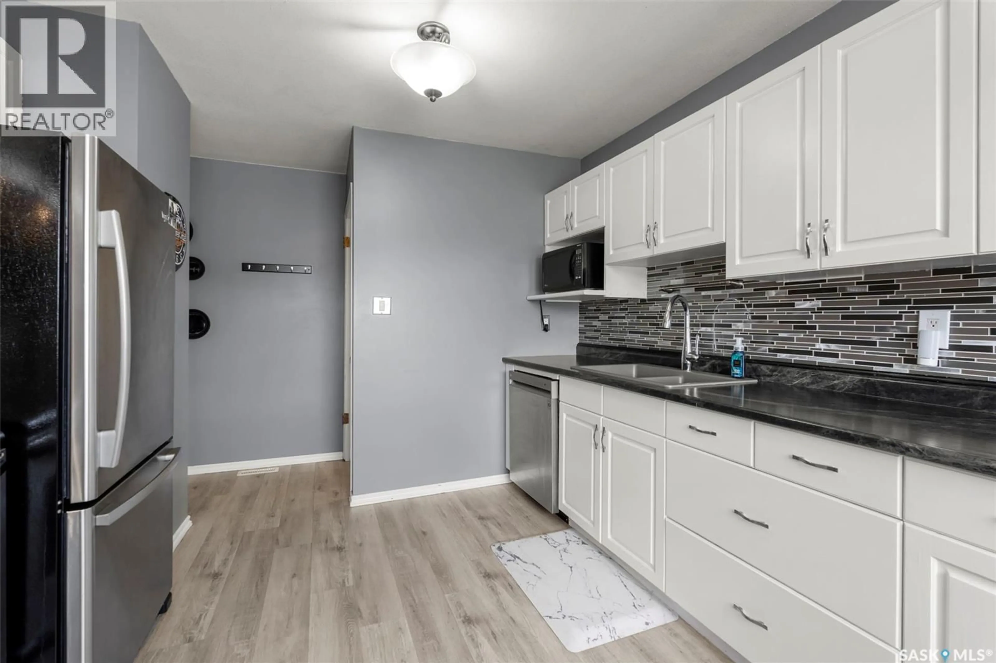Standard kitchen, unknown for 233 BOYCHUK DRIVE, Saskatoon Saskatchewan S7H4C8