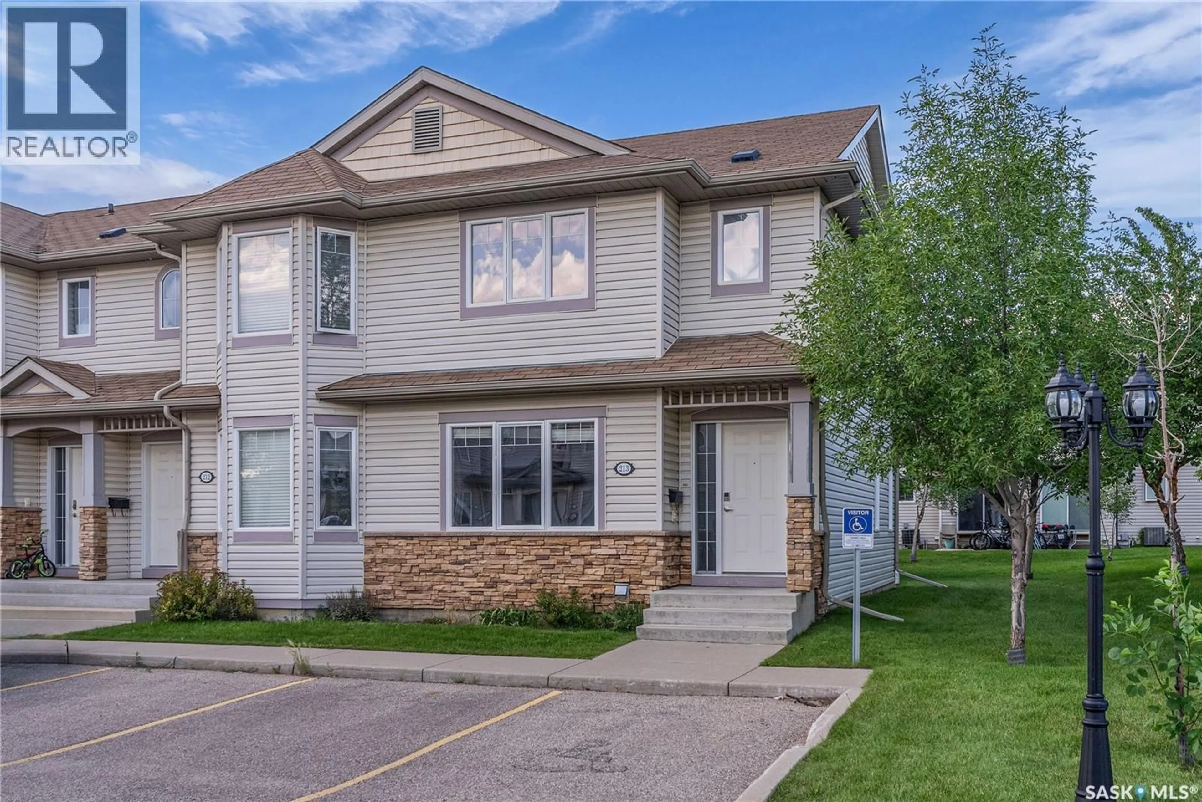 Home with vinyl exterior material, street for 213 415 LYND CRESCENT, Saskatoon Saskatchewan S7T0C2