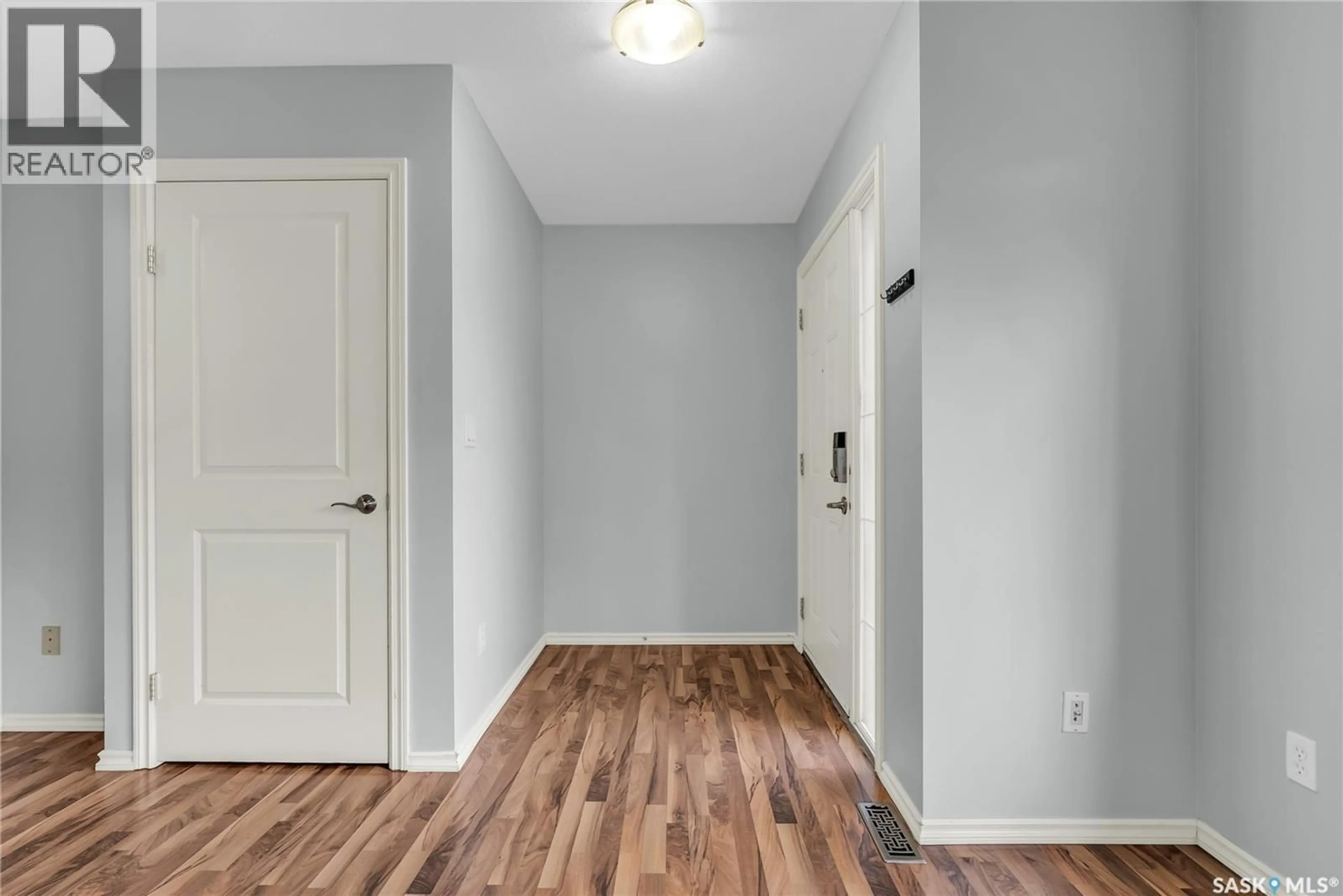 Indoor entryway for 213 415 LYND CRESCENT, Saskatoon Saskatchewan S7T0C2
