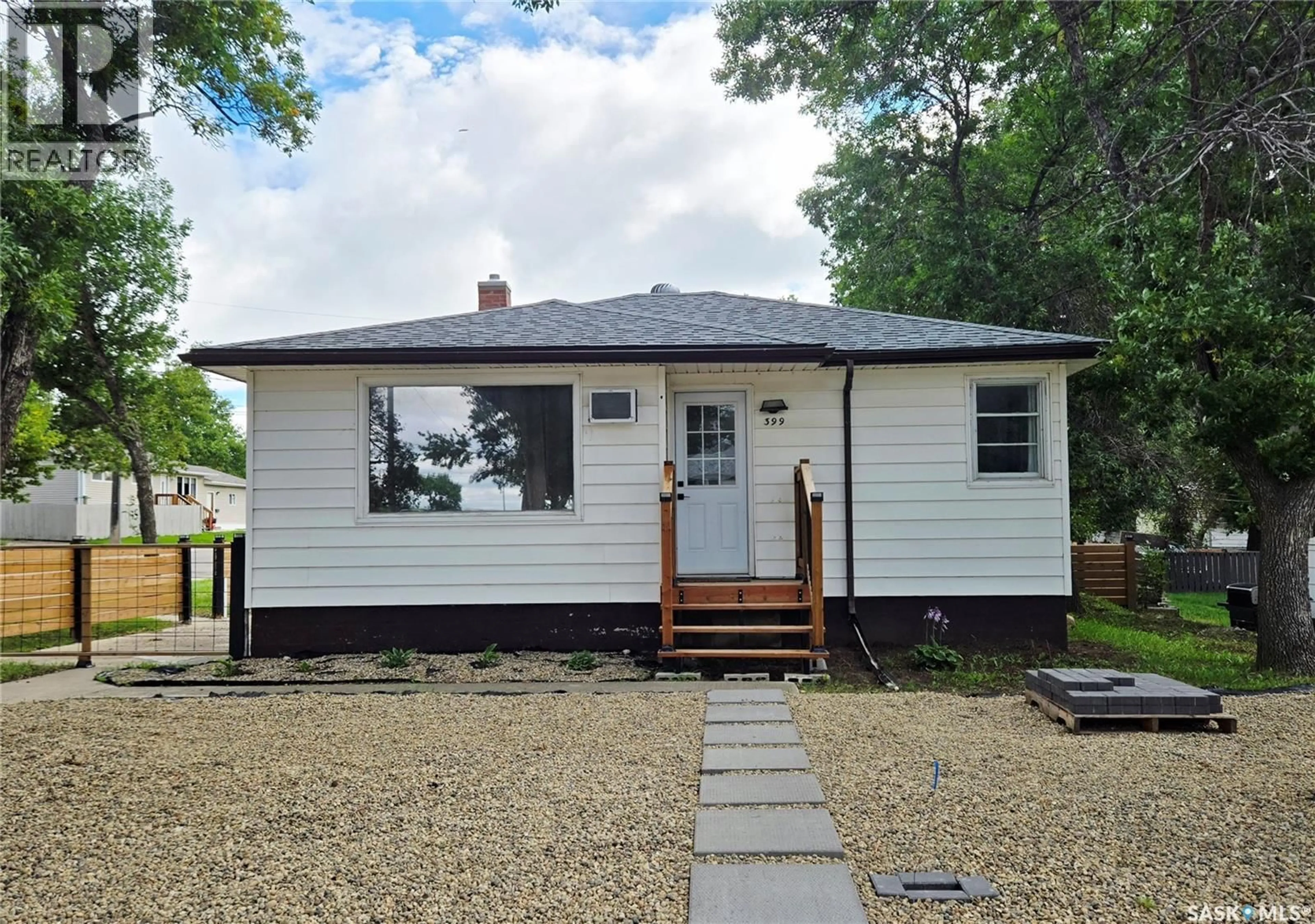 Home with vinyl exterior material, street for 399 9TH AVENUE, Swift Current Saskatchewan S9H1A8