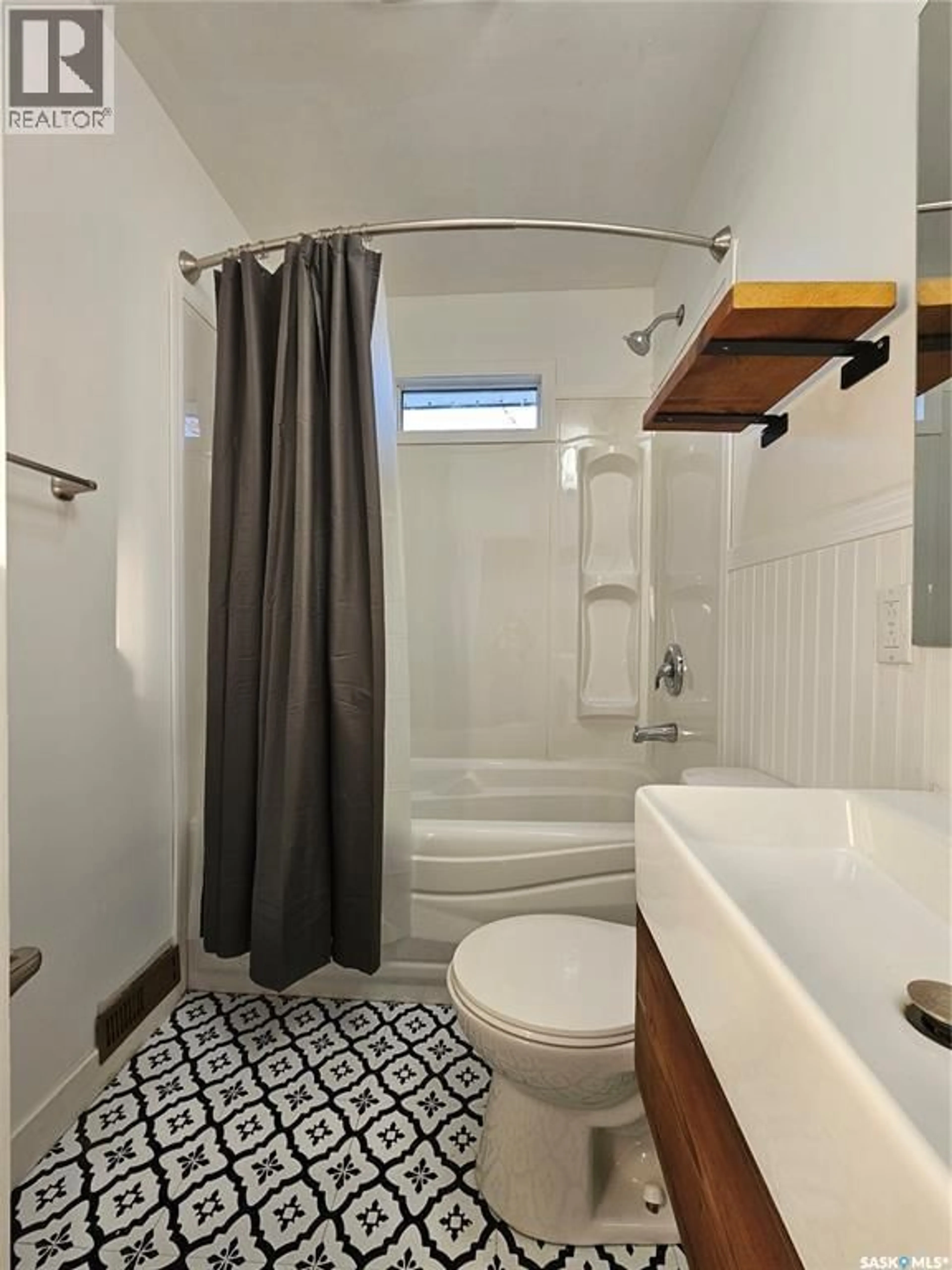Standard bathroom, ceramic/tile floor for 399 9TH AVENUE, Swift Current Saskatchewan S9H1A8