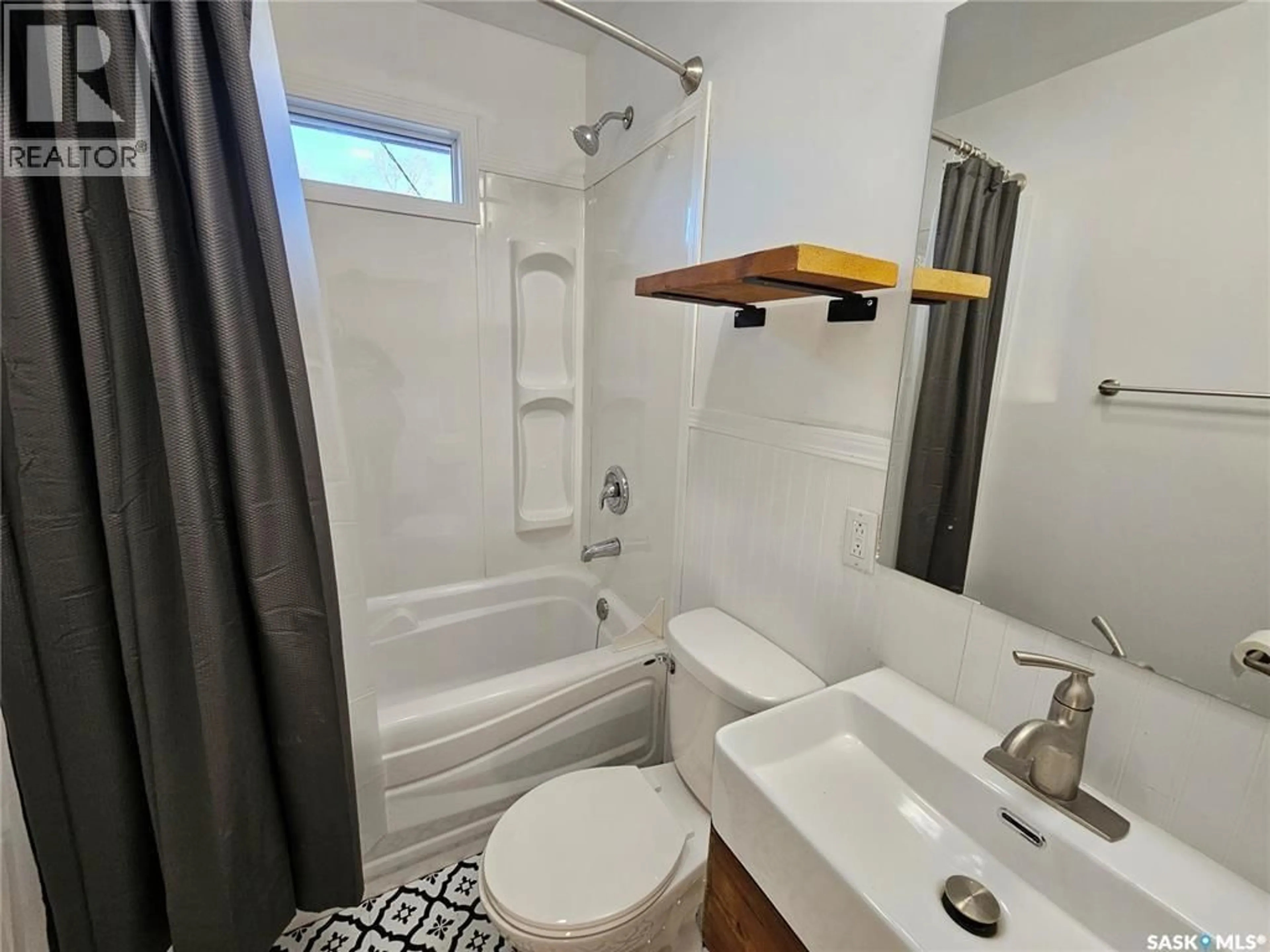 Standard bathroom, ceramic/tile floor for 399 9TH AVENUE, Swift Current Saskatchewan S9H1A8