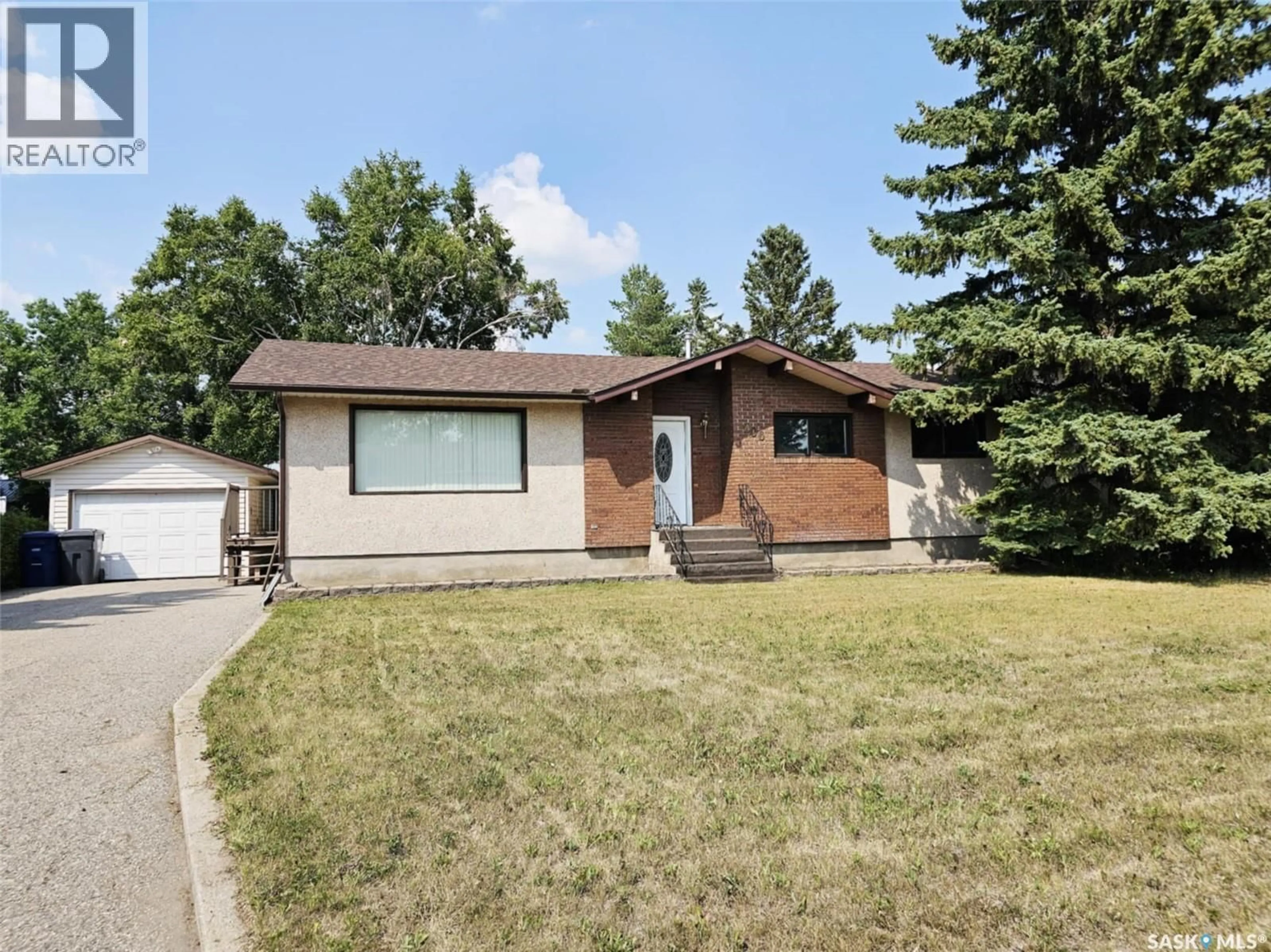Home with vinyl exterior material, street for 206 GEORGE CRESCENT, Esterhazy Saskatchewan S0A0X0