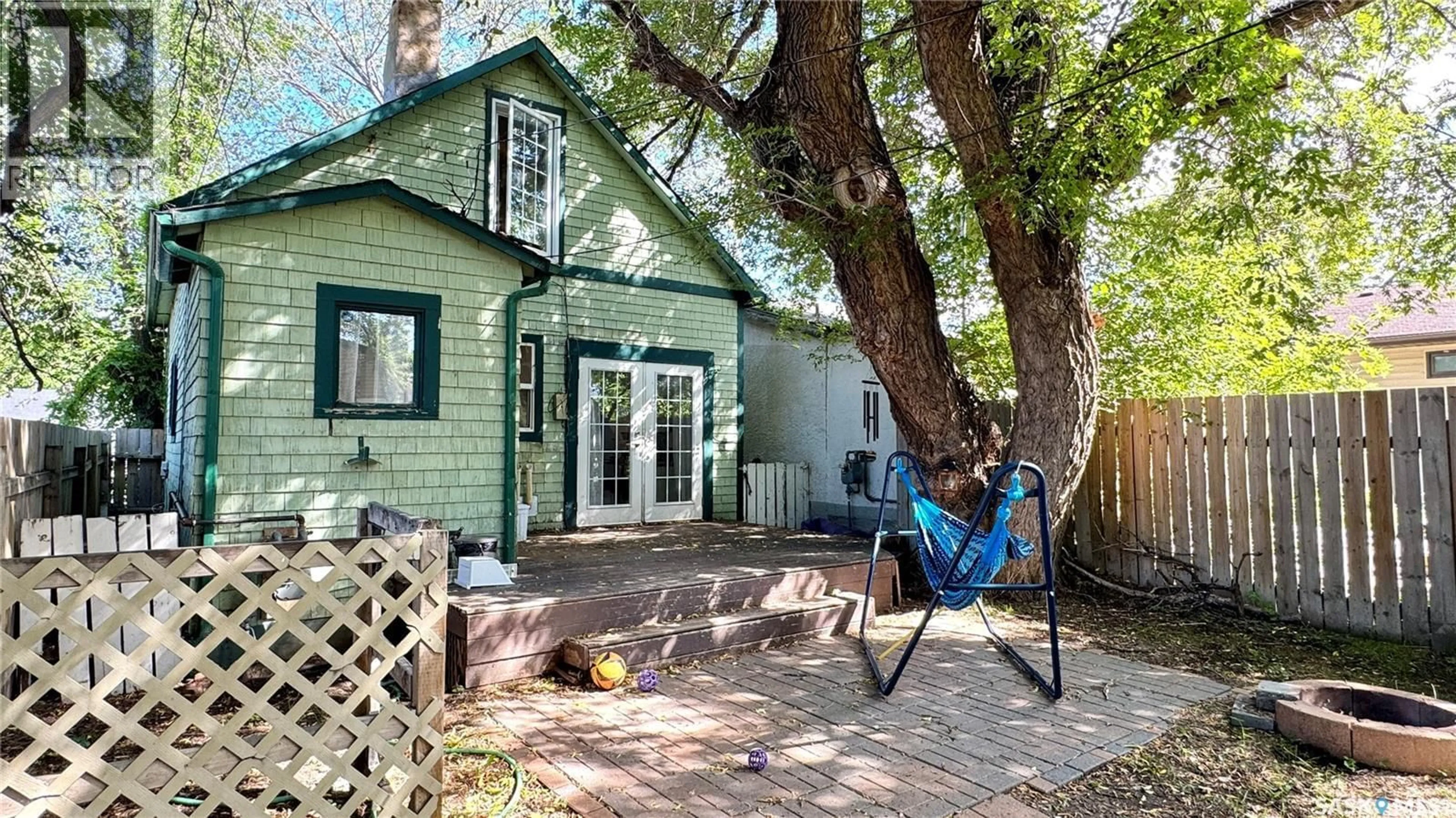 Patio, street for 217 L AVENUE, Saskatoon Saskatchewan S7L2P3