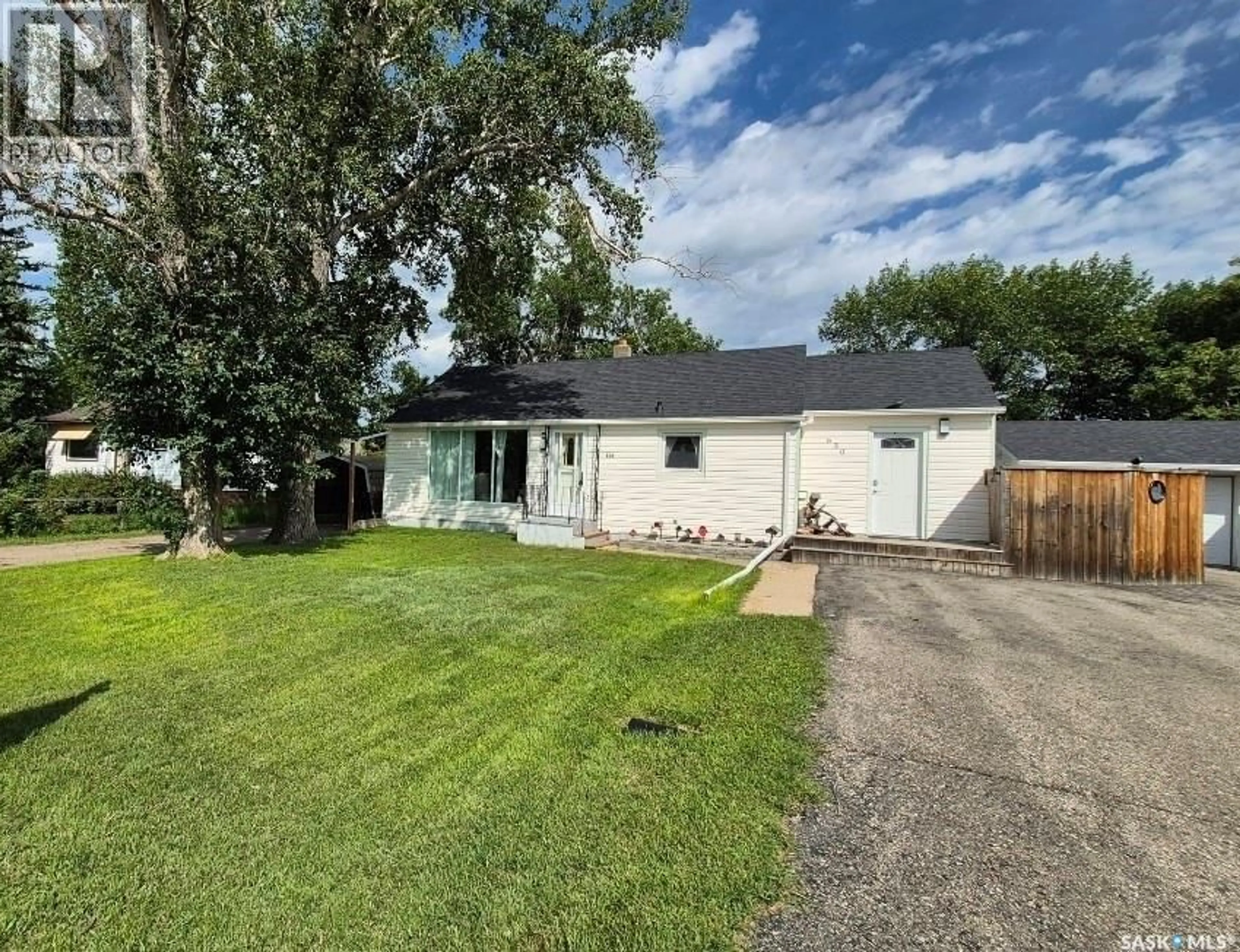 A pic from outside/outdoor area/front of a property/back of a property/a pic from drone, street for 630 SHORT STREET, Bengough Saskatchewan S0C0K0