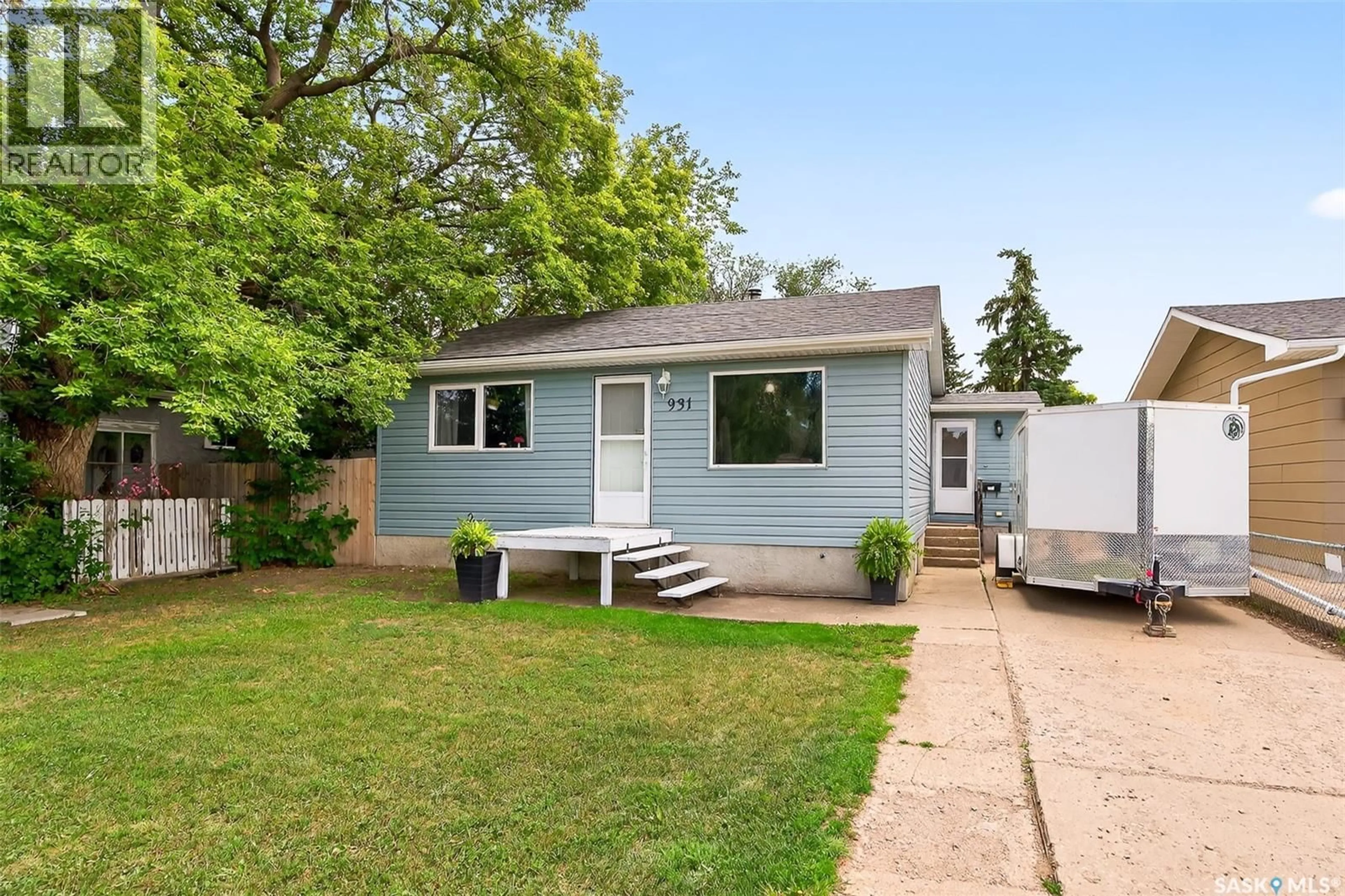 Home with vinyl exterior material, street for 931 EDMONTON STREET, Moose Jaw Saskatchewan S6H3A7