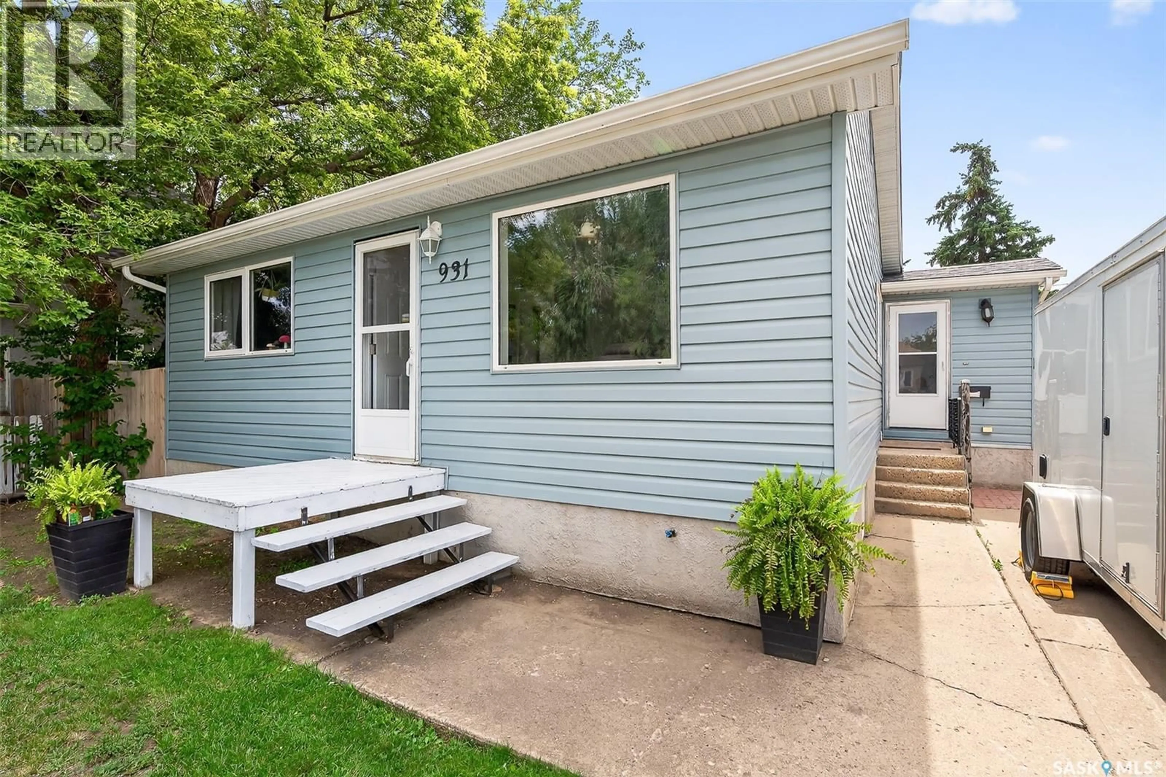 Home with vinyl exterior material, street for 931 EDMONTON STREET, Moose Jaw Saskatchewan S6H3A7