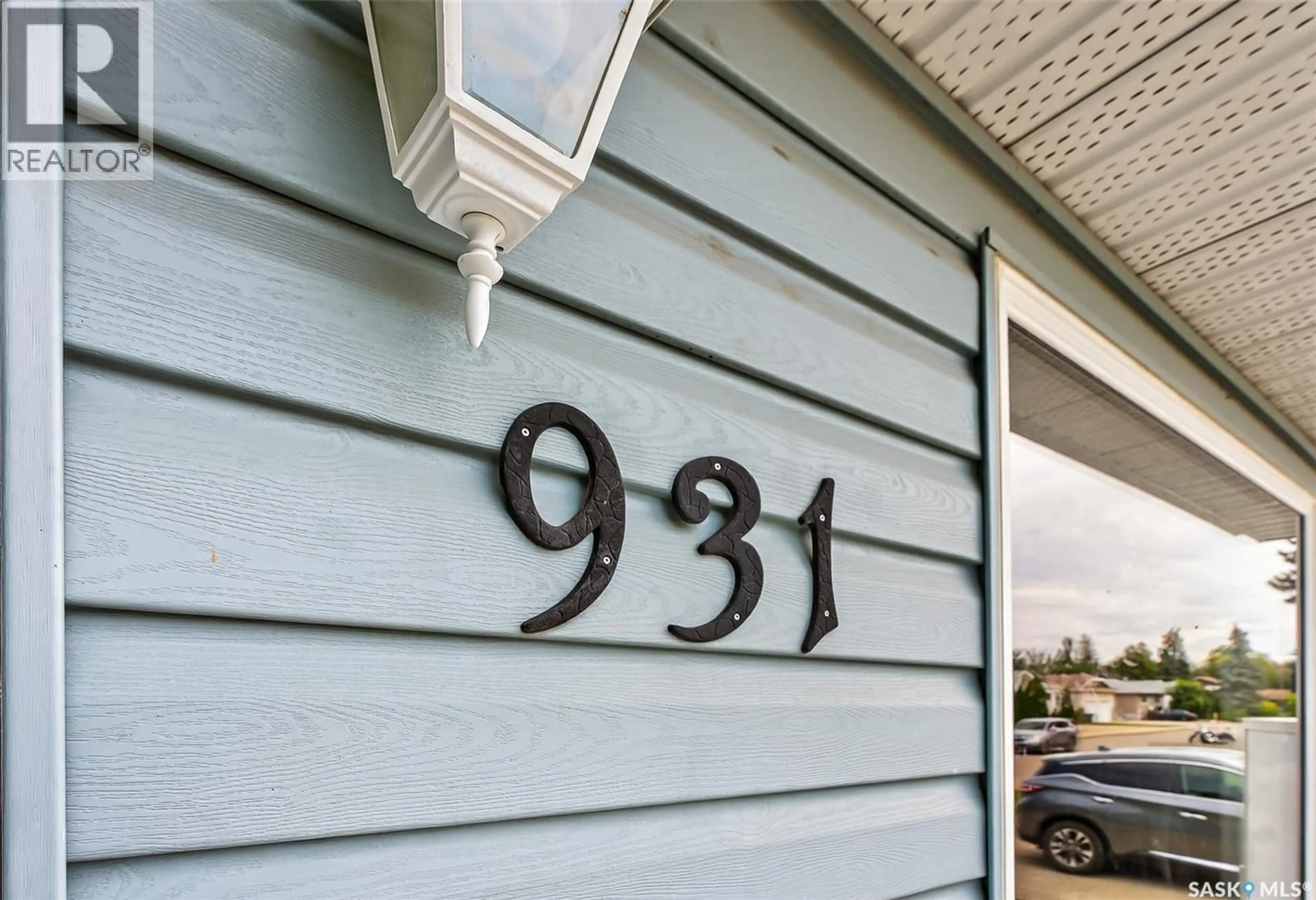 Home with vinyl exterior material, street for 931 EDMONTON STREET, Moose Jaw Saskatchewan S6H3A7
