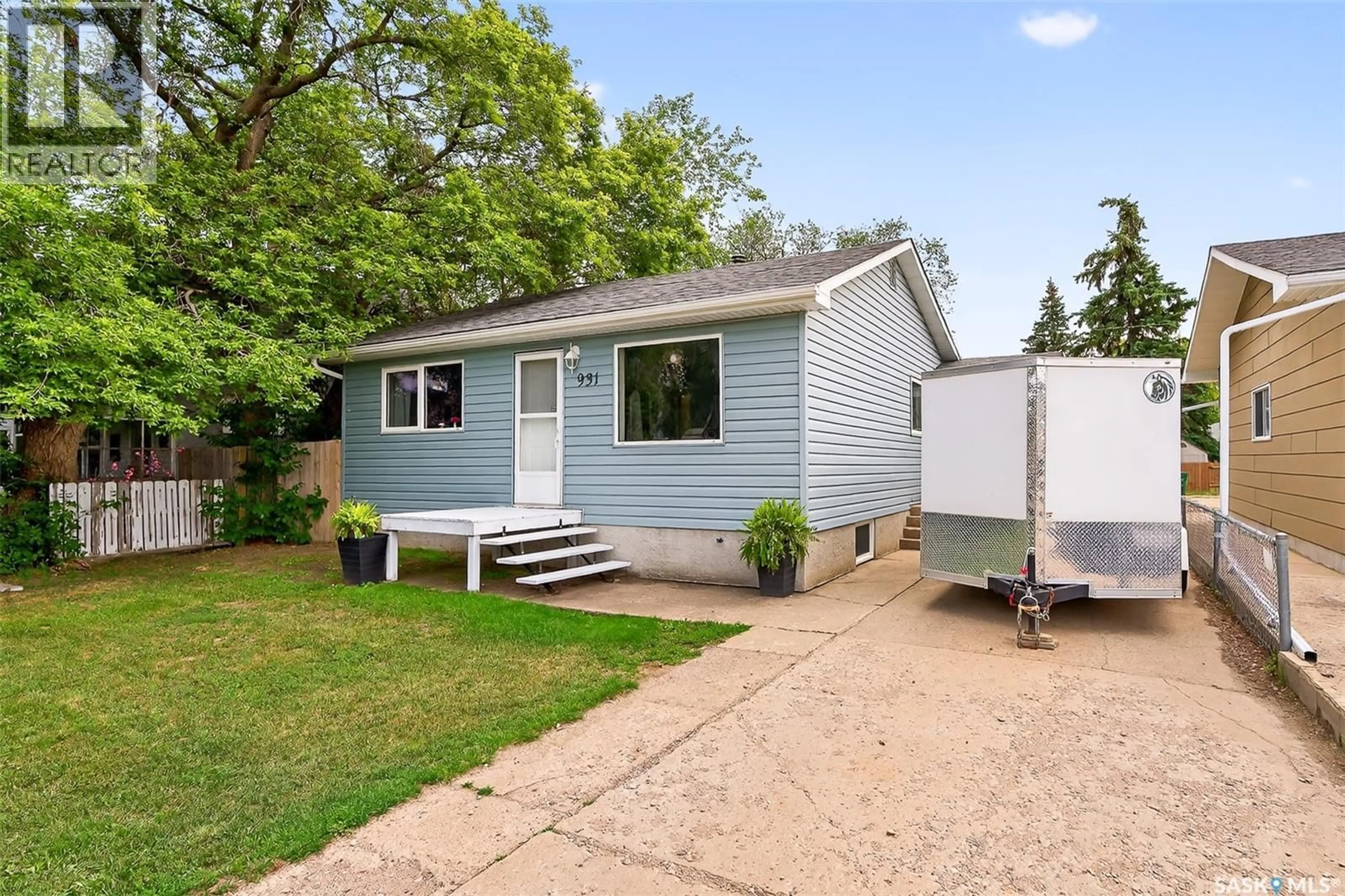 Home with vinyl exterior material, street for 931 EDMONTON STREET, Moose Jaw Saskatchewan S6H3A7
