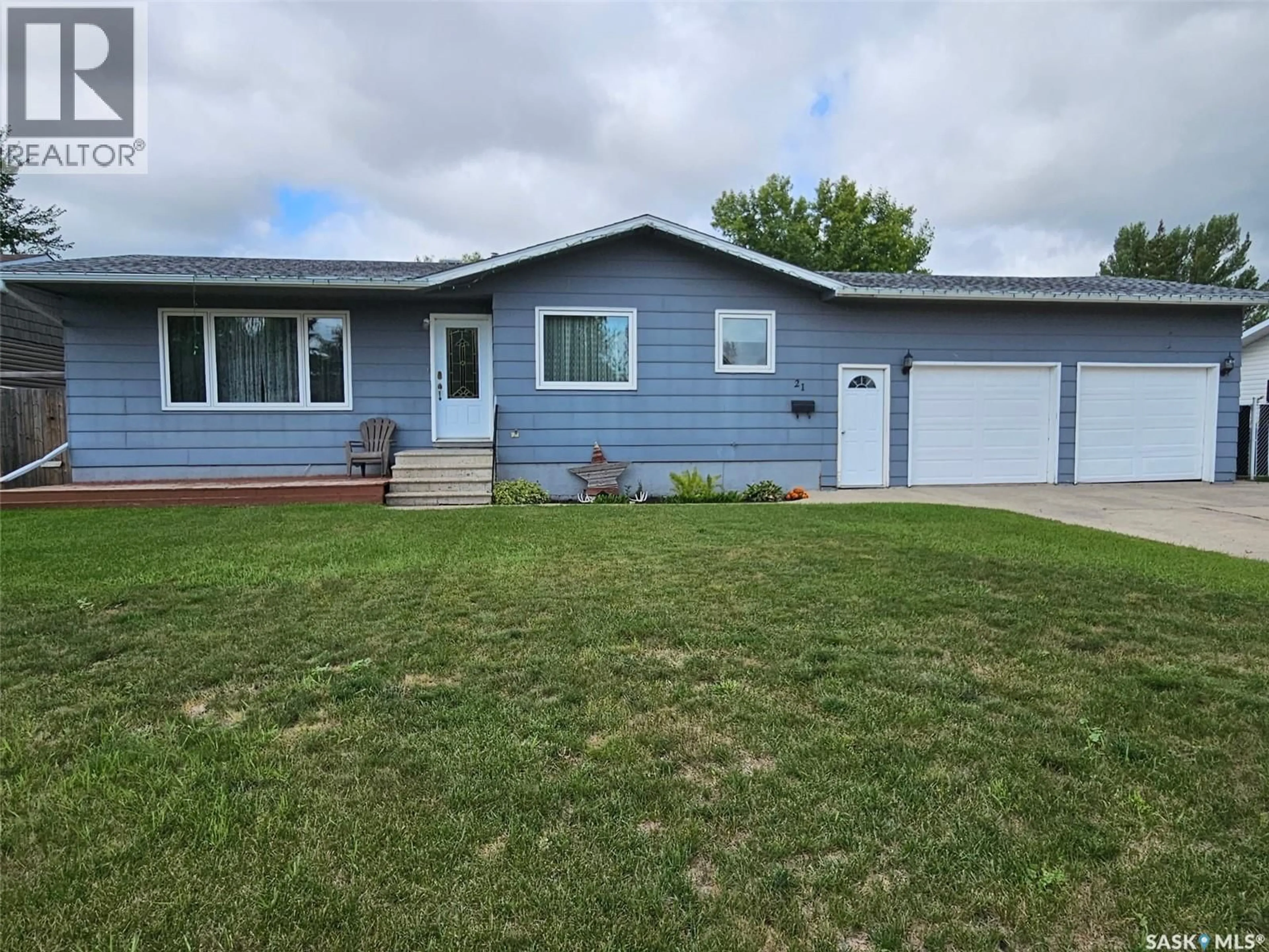 Home with vinyl exterior material, unknown for 21 VANIER DRIVE, Melville Saskatchewan S0A2P0