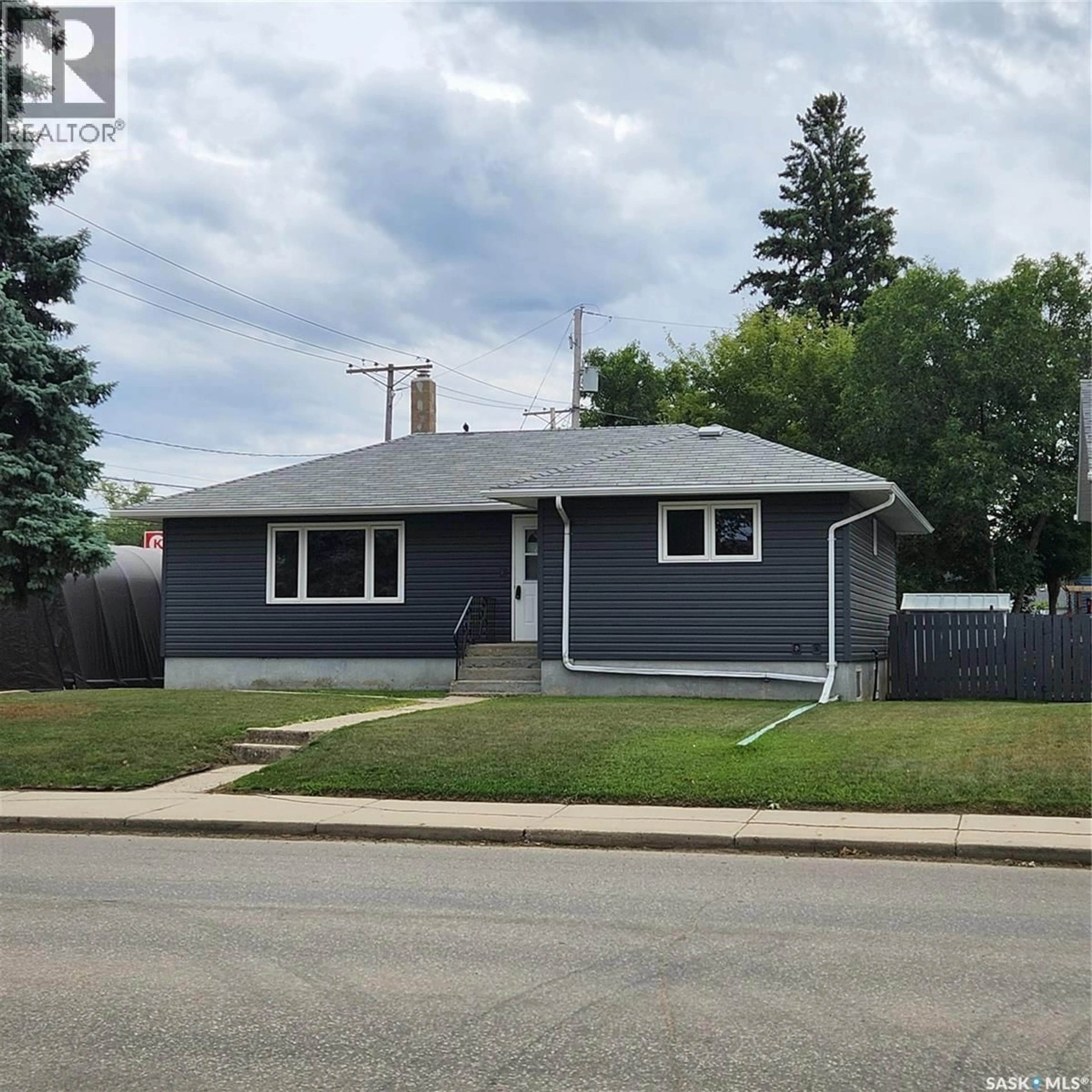 Home with vinyl exterior material, street for 911 GRACE STREET, Moose Jaw Saskatchewan S6H3B9
