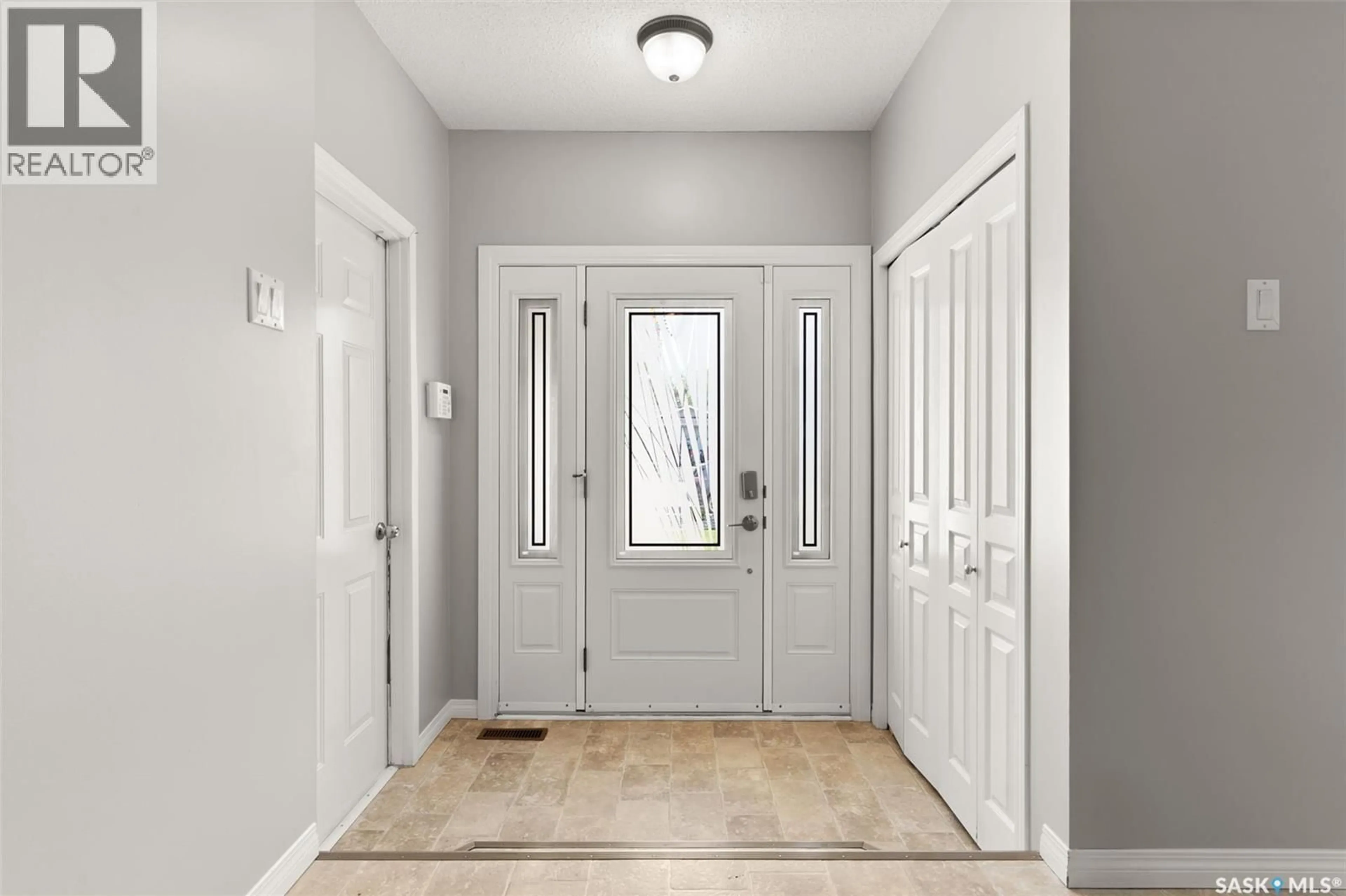 Indoor entryway for 6903 SHERWOOD DRIVE, Regina Saskatchewan S4X1C2