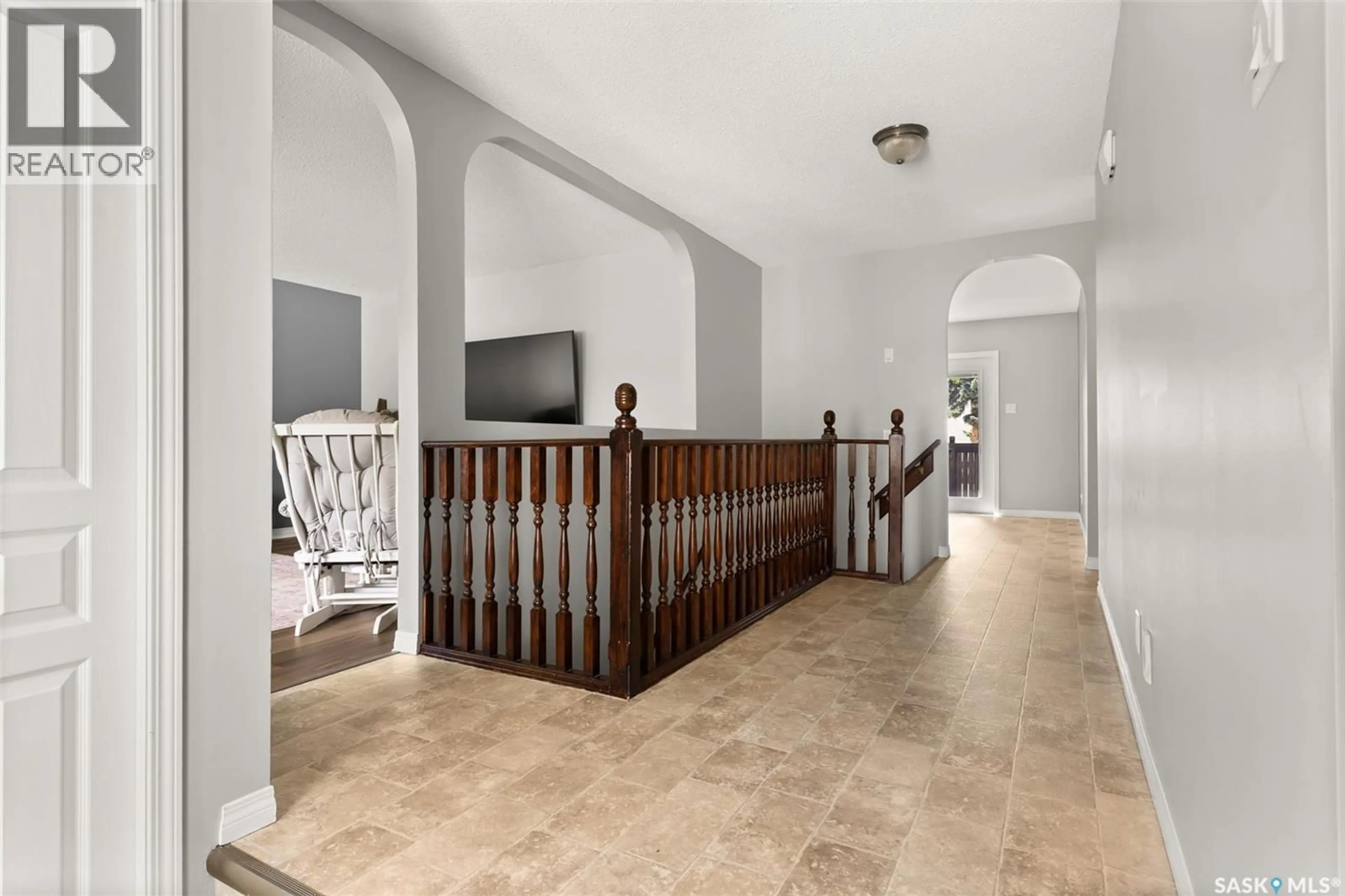 Indoor foyer for 6903 SHERWOOD DRIVE, Regina Saskatchewan S4X1C2