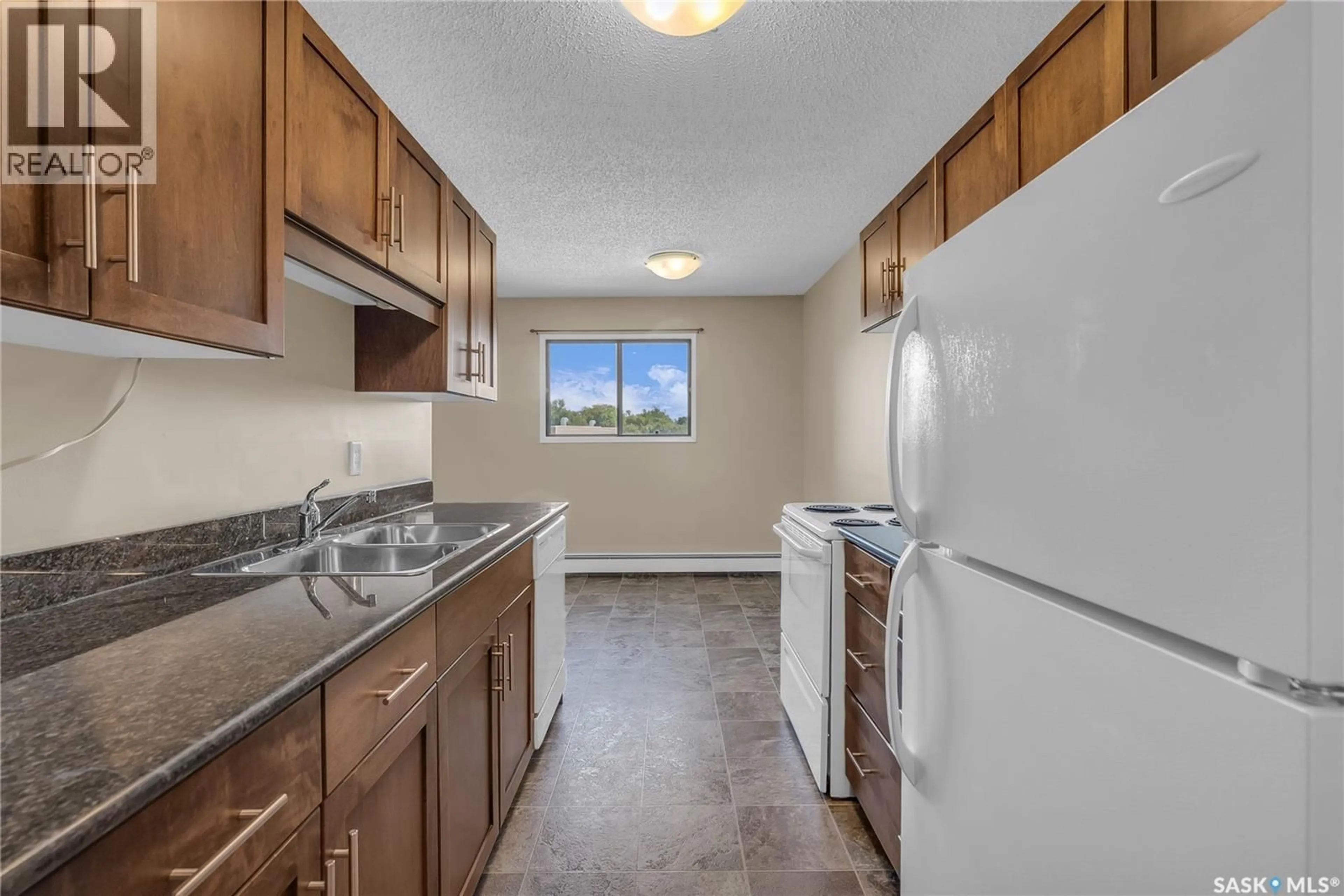 Standard kitchen, unknown for 310 2318 ARLINGTON AVENUE, Saskatoon Saskatchewan S7J3L3