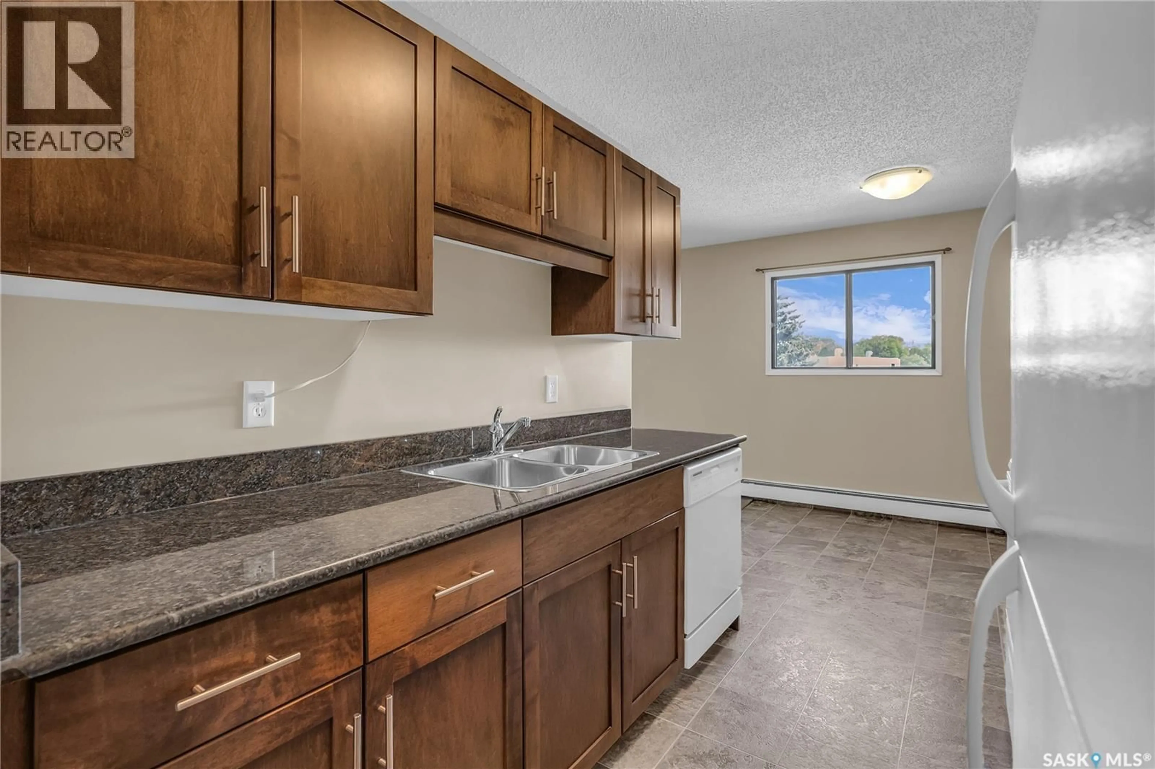 Standard kitchen, unknown for 310 2318 ARLINGTON AVENUE, Saskatoon Saskatchewan S7J3L3