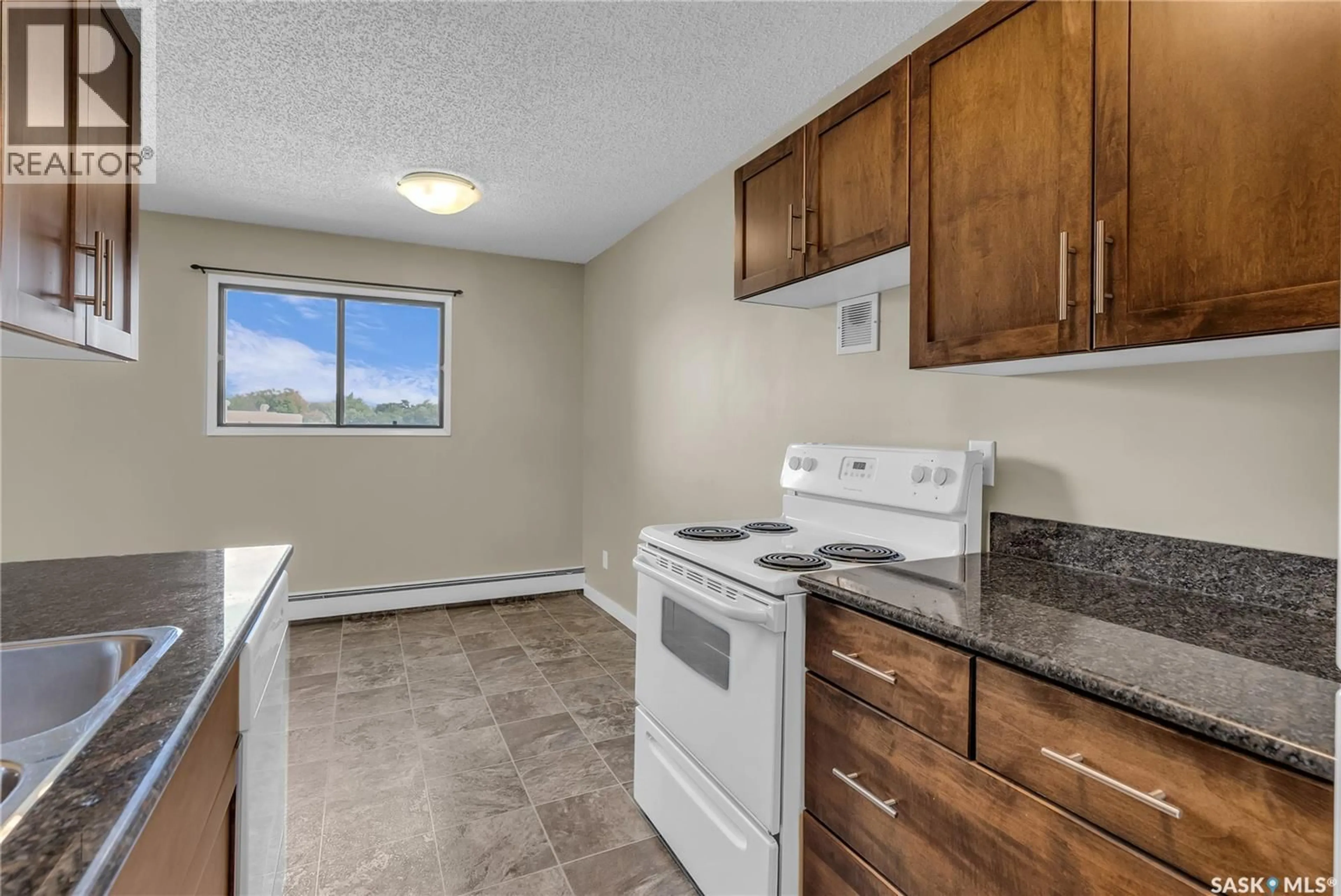 Standard kitchen, unknown for 310 2318 ARLINGTON AVENUE, Saskatoon Saskatchewan S7J3L3