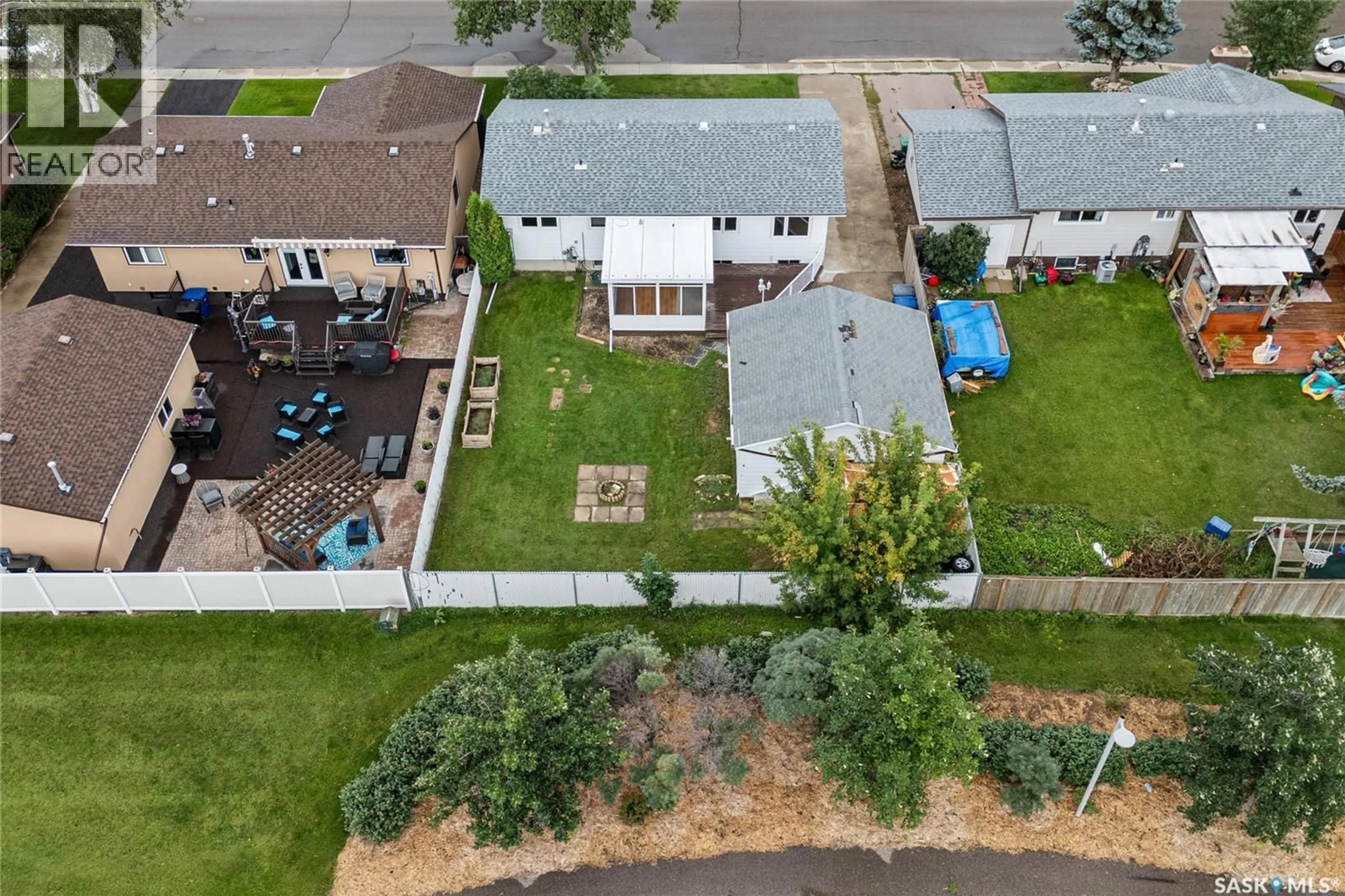A pic from outside/outdoor area/front of a property/back of a property/a pic from drone, street for 206 POSTNIKOFF CRESCENT, Saskatoon Saskatchewan S7M4S6