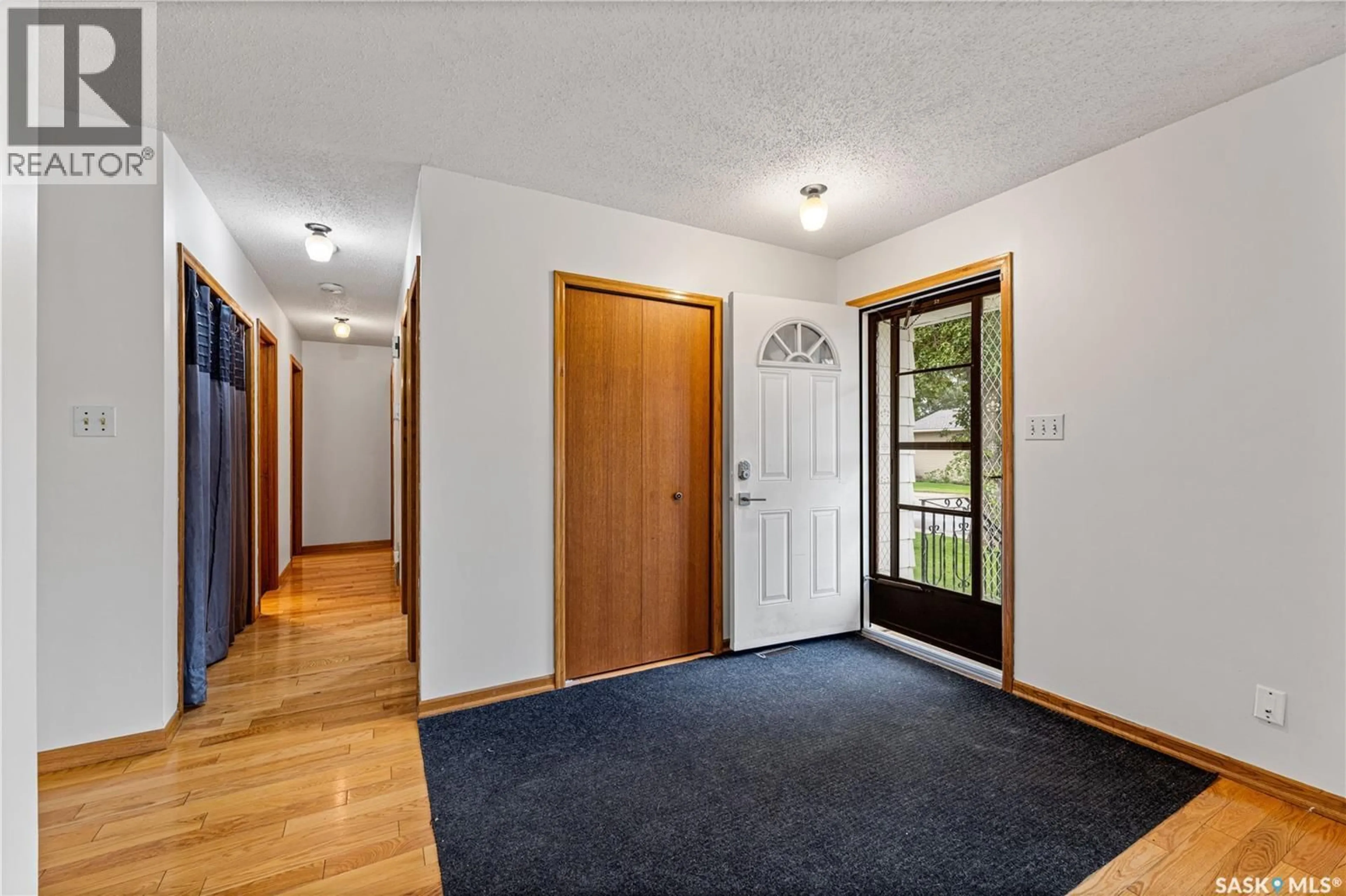 Indoor entryway for 206 POSTNIKOFF CRESCENT, Saskatoon Saskatchewan S7M4S6