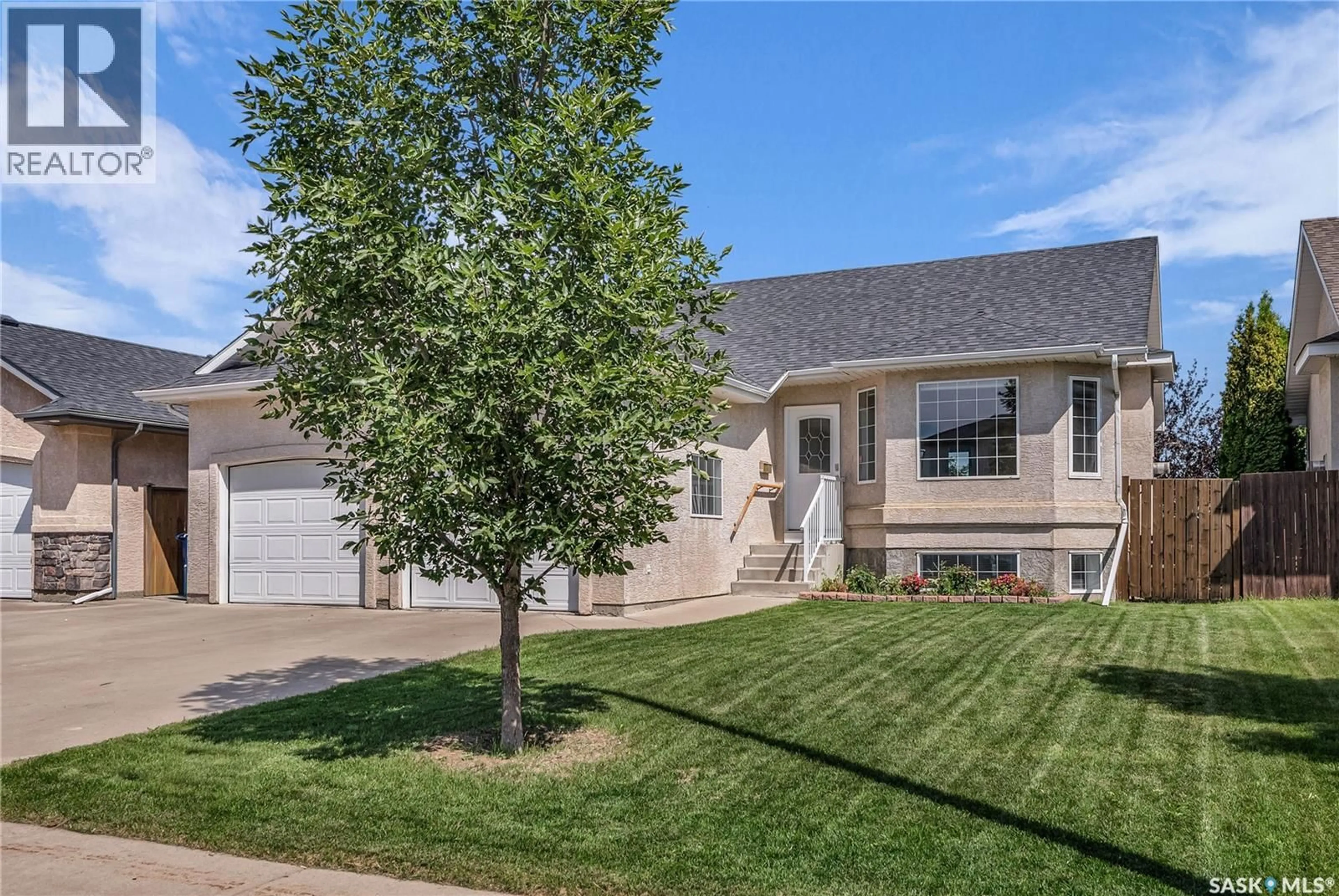 Home with vinyl exterior material, street for 254 BEECHMONT CRESCENT, Saskatoon Saskatchewan S7V1C8