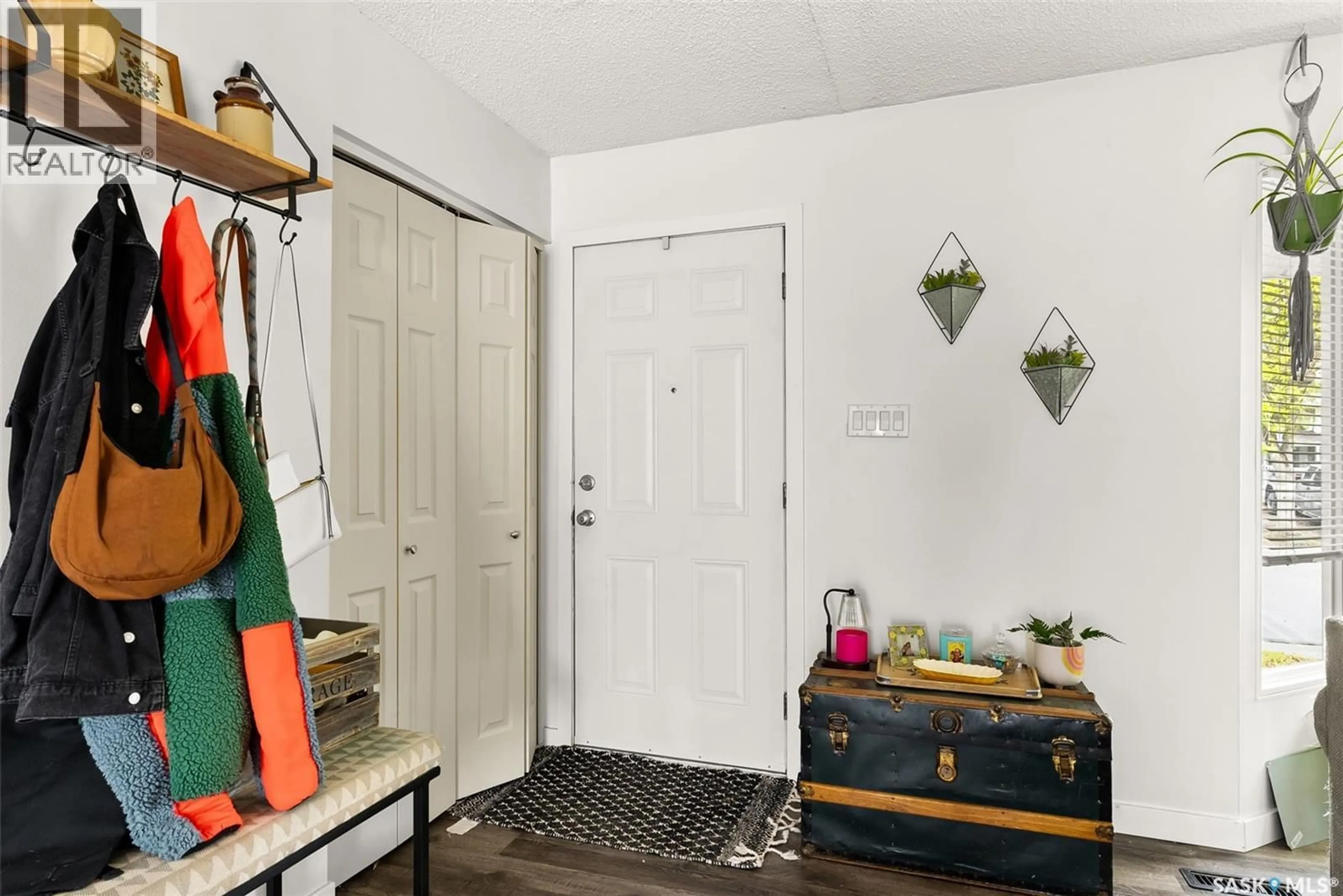 Indoor entryway for 11 KANGLES STREET, Regina Saskatchewan S4N4M9