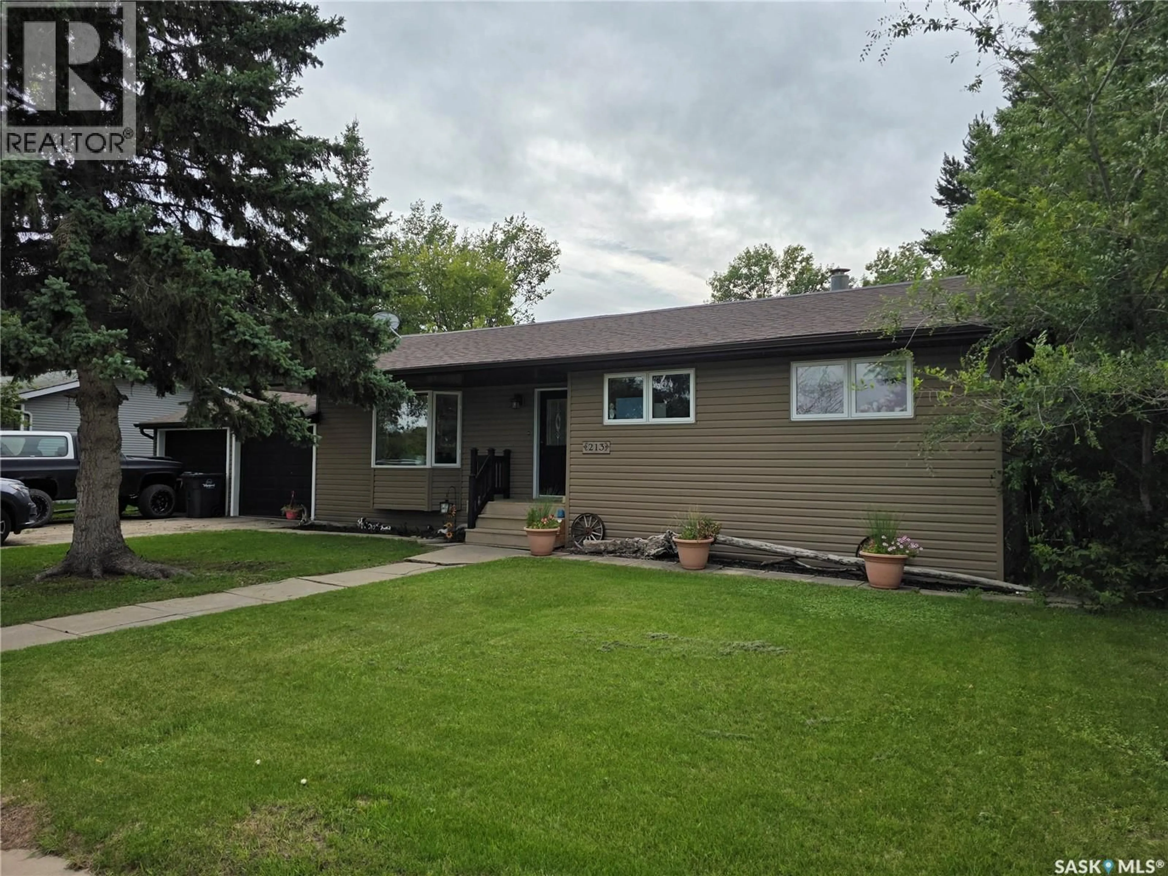 Home with vinyl exterior material, street for 213 9TH STREET, Wynyard Saskatchewan S0A4T0