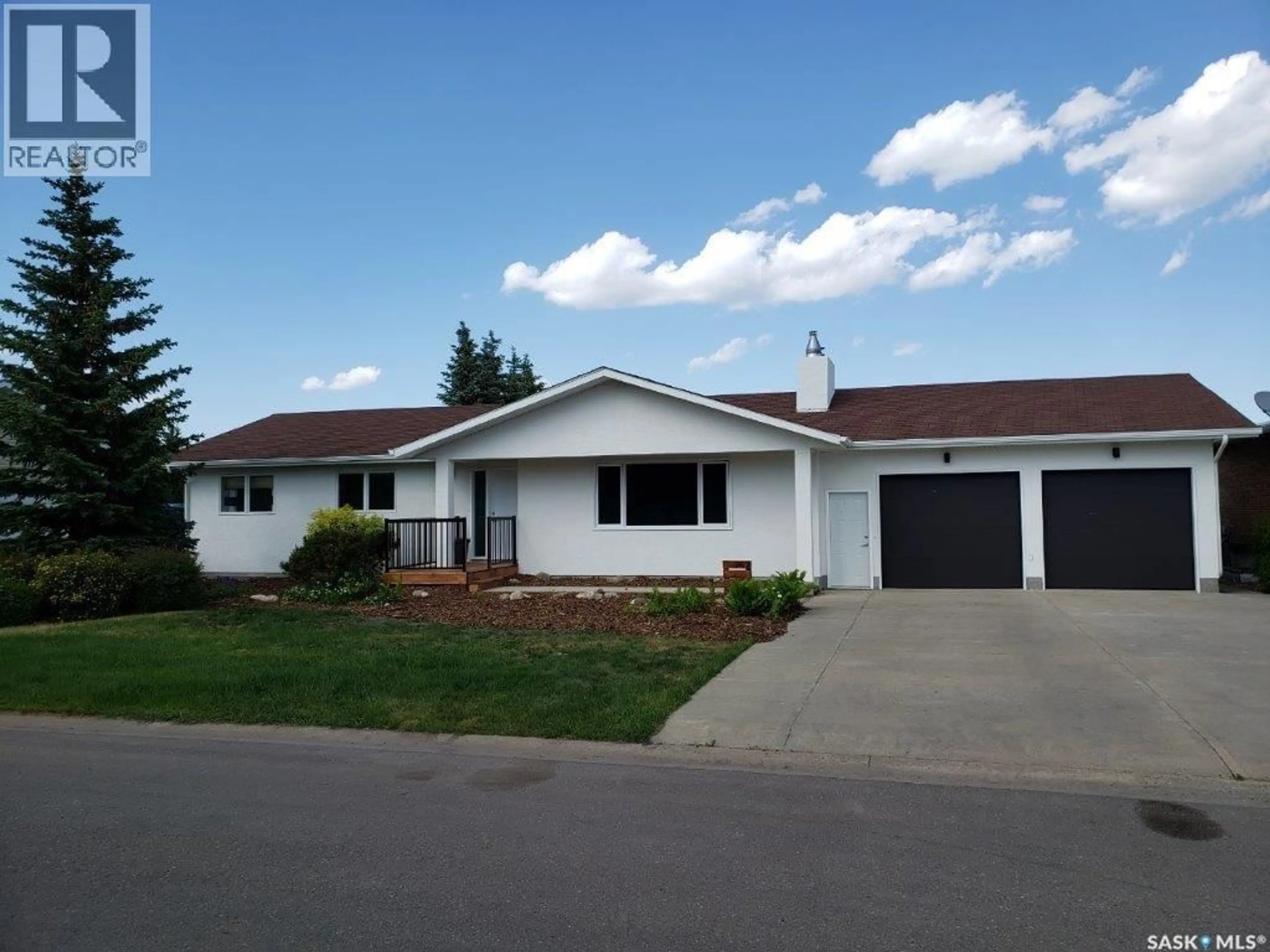 Home with vinyl exterior material, street for 252 RIVERBEND CRESCENT, Battleford Saskatchewan S0M0E0