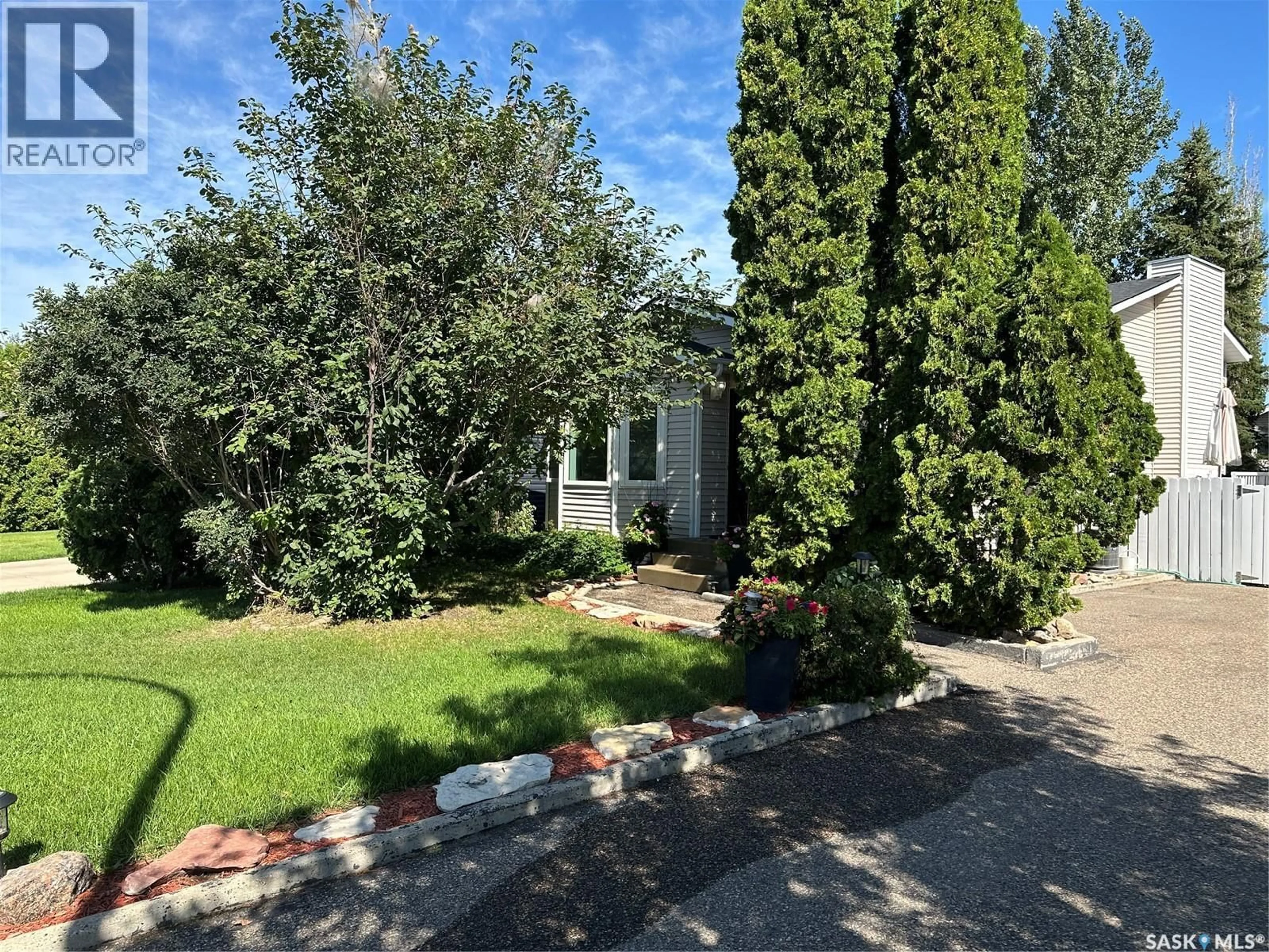 A pic from outside/outdoor area/front of a property/back of a property/a pic from drone, street for 210 MCCANN WAY, Saskatoon Saskatchewan S7L7A6