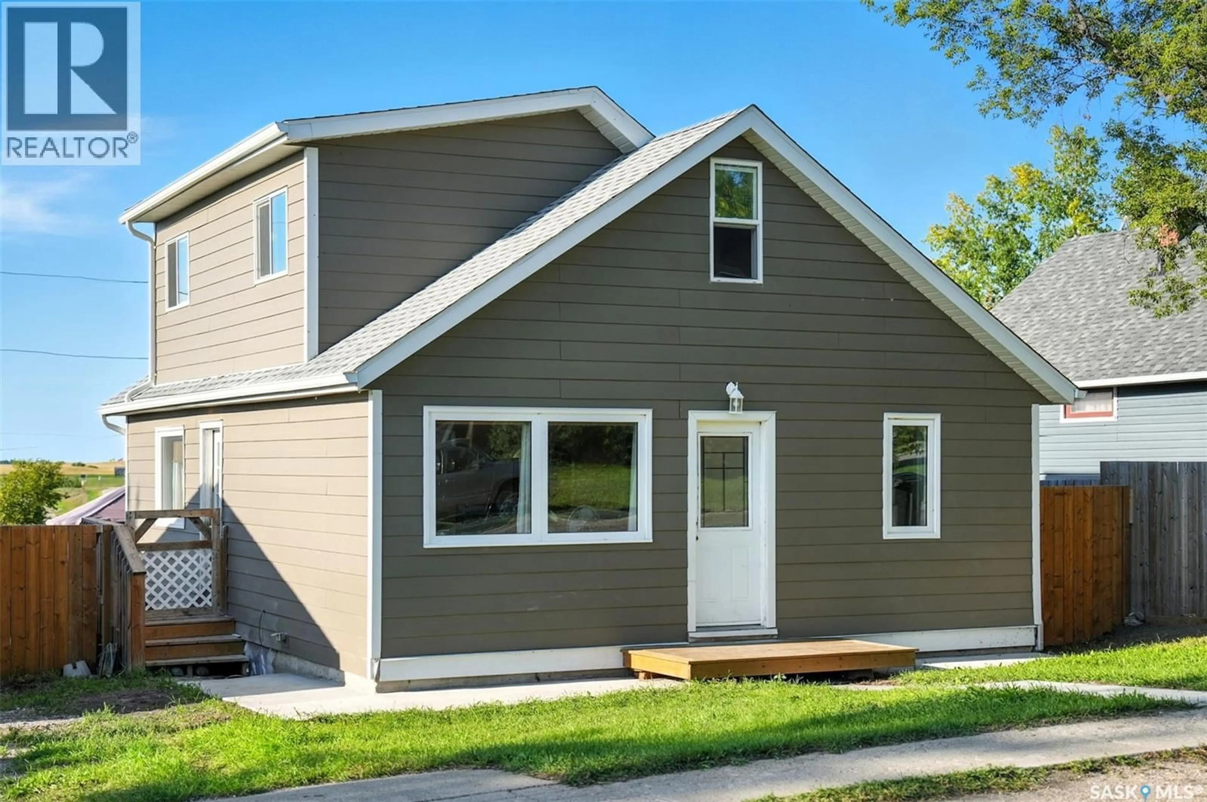 Home with vinyl exterior material, street for 120 COLBORNE AVENUE, Viscount Saskatchewan S0K4M0
