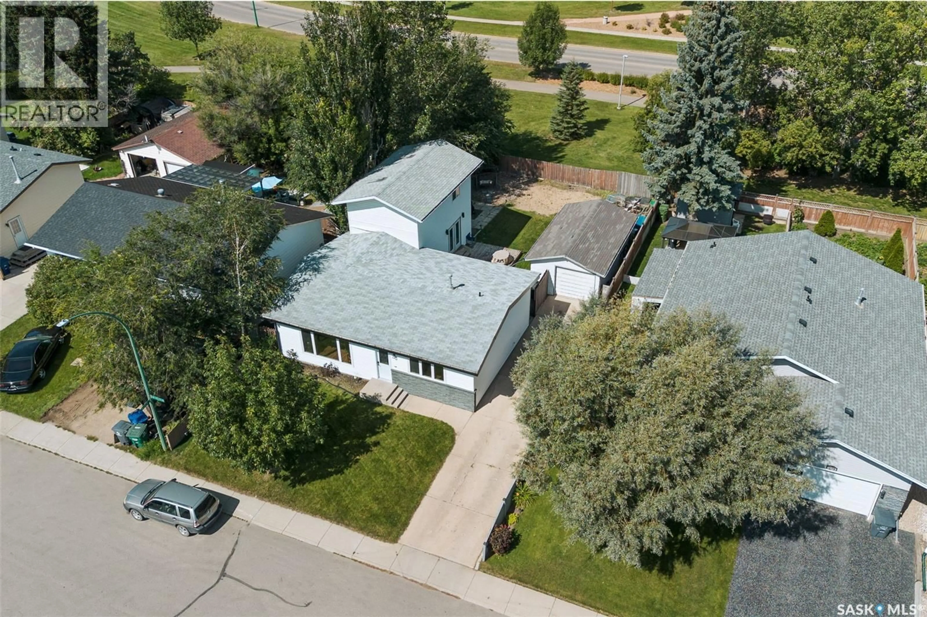 A pic from outside/outdoor area/front of a property/back of a property/a pic from drone, unknown for 178 NEATBY CRESCENT, Saskatoon Saskatchewan S7M4W7