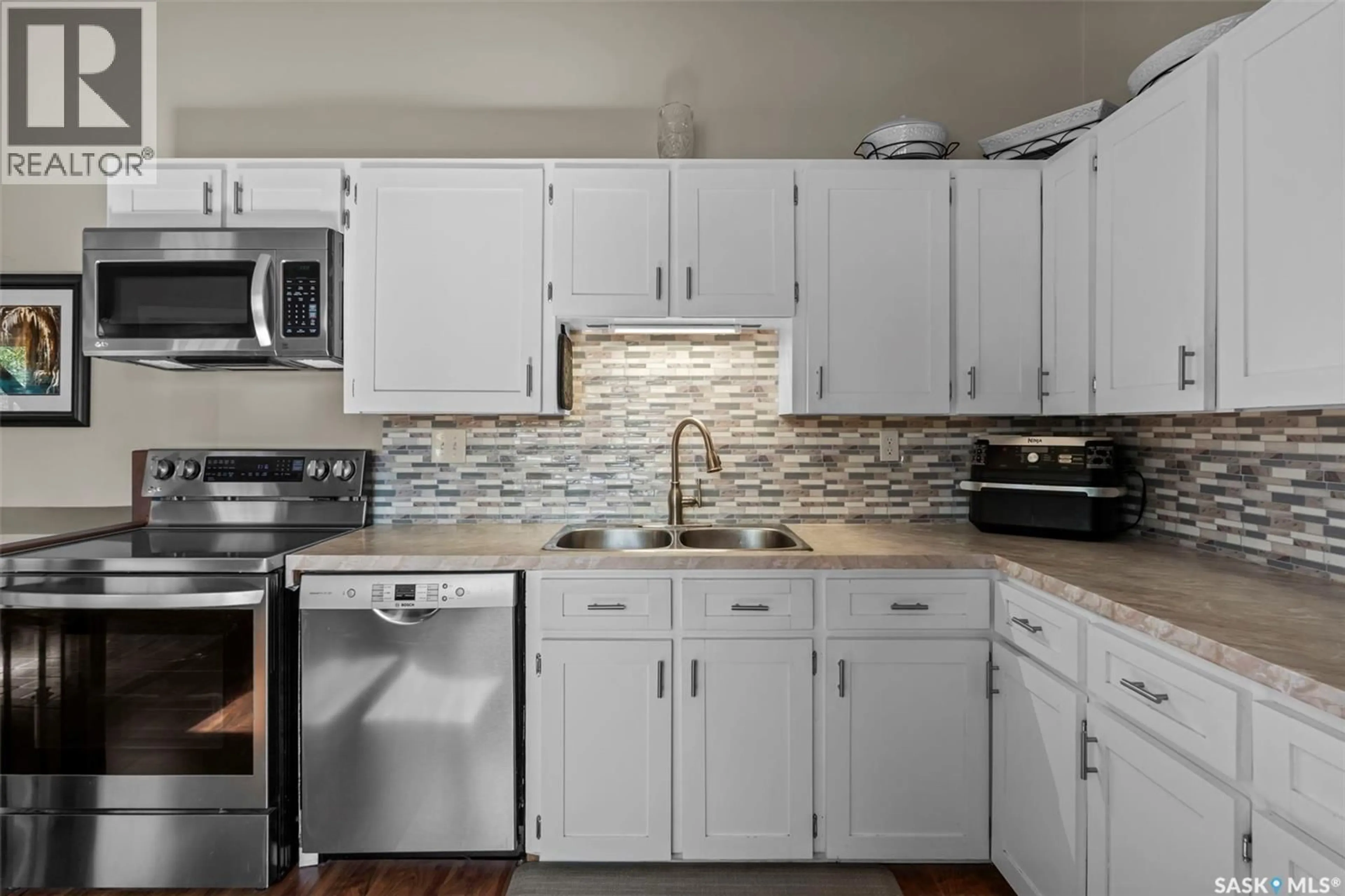Standard kitchen, unknown for 178 NEATBY CRESCENT, Saskatoon Saskatchewan S7M4W7