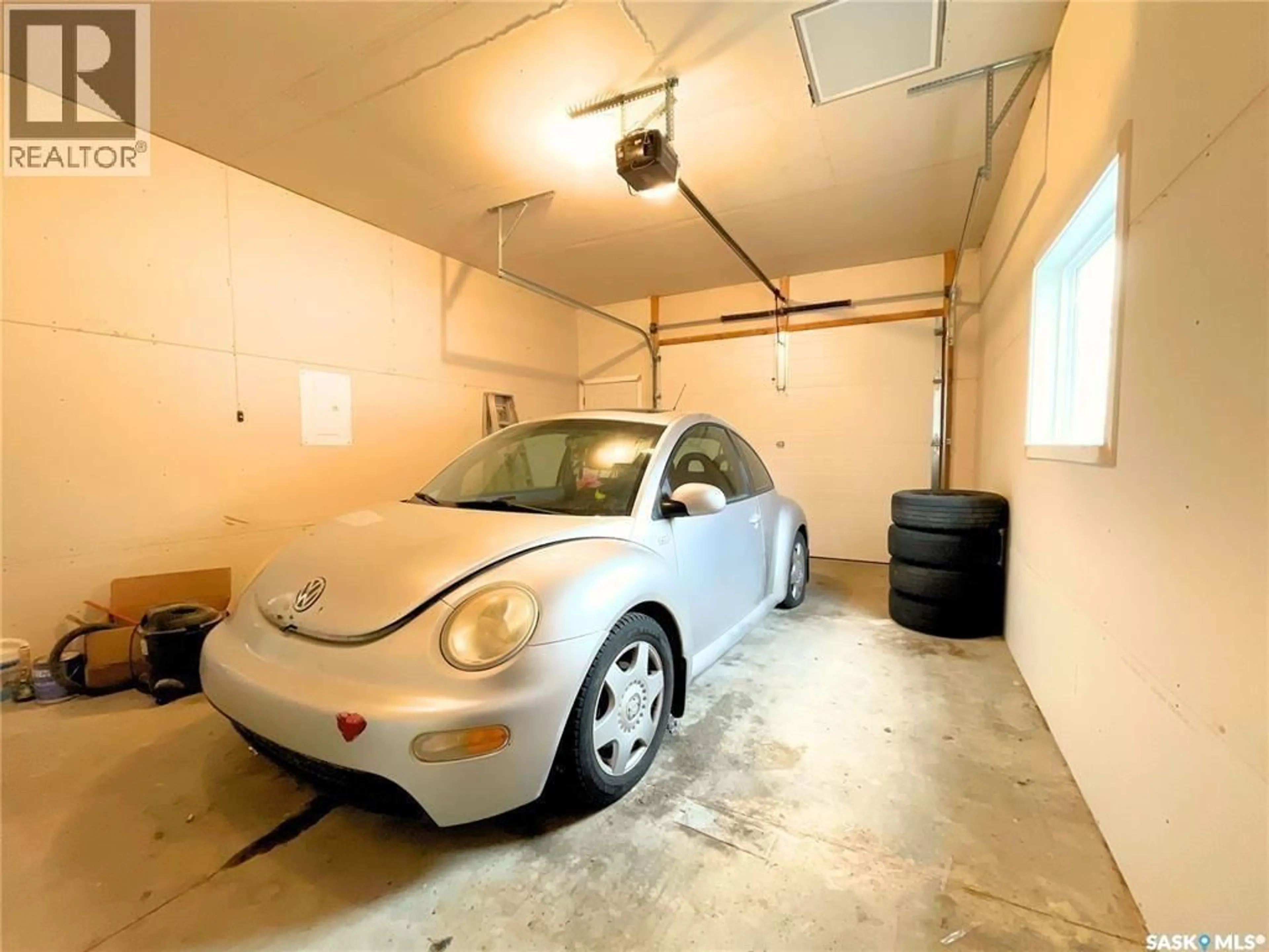 Indoor garage for 703 5TH STREET, Humboldt Saskatchewan S0K2A0