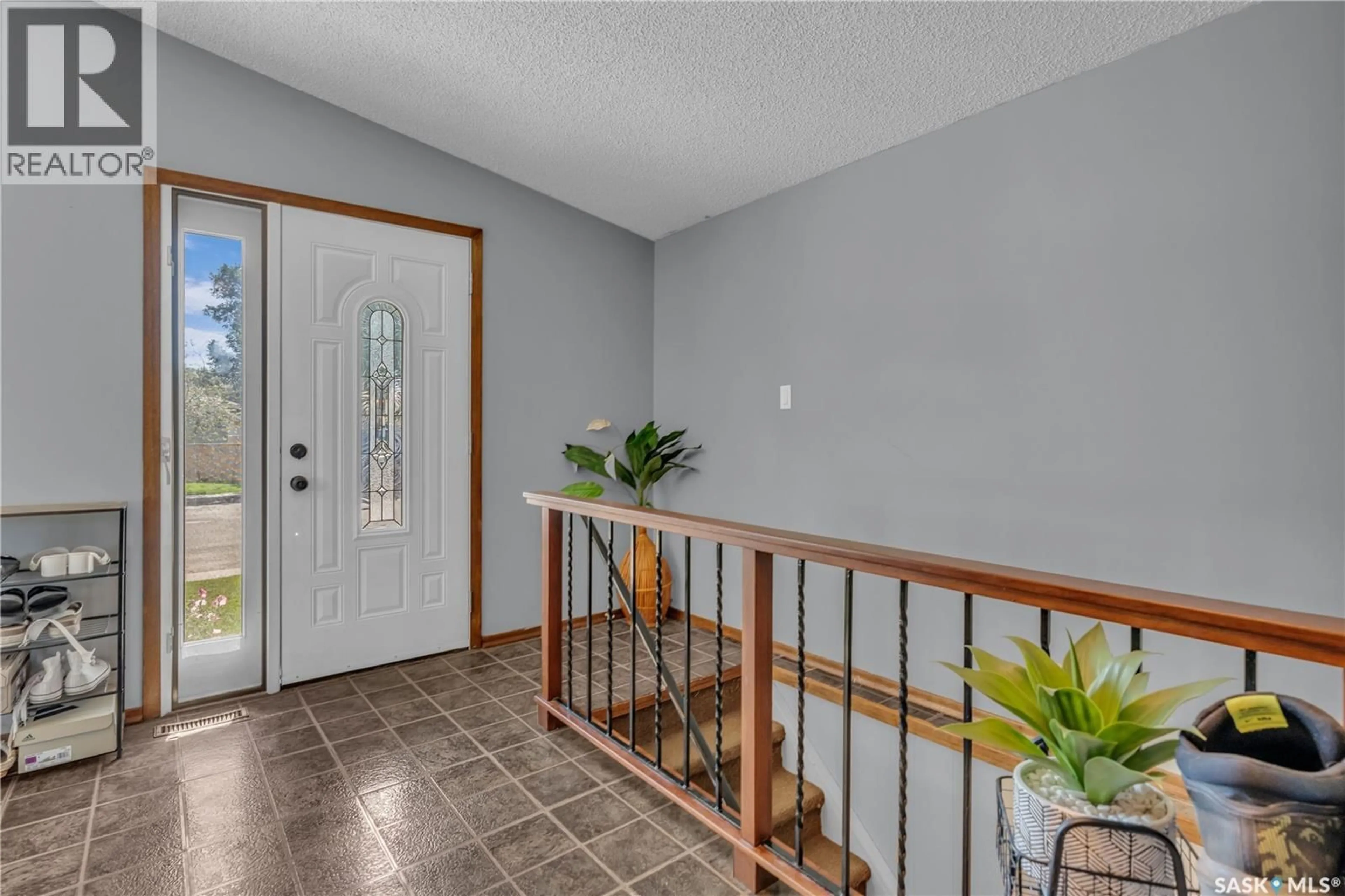 Indoor entryway for 156 CARMICHAEL ROAD, Regina Saskatchewan S4R6E2