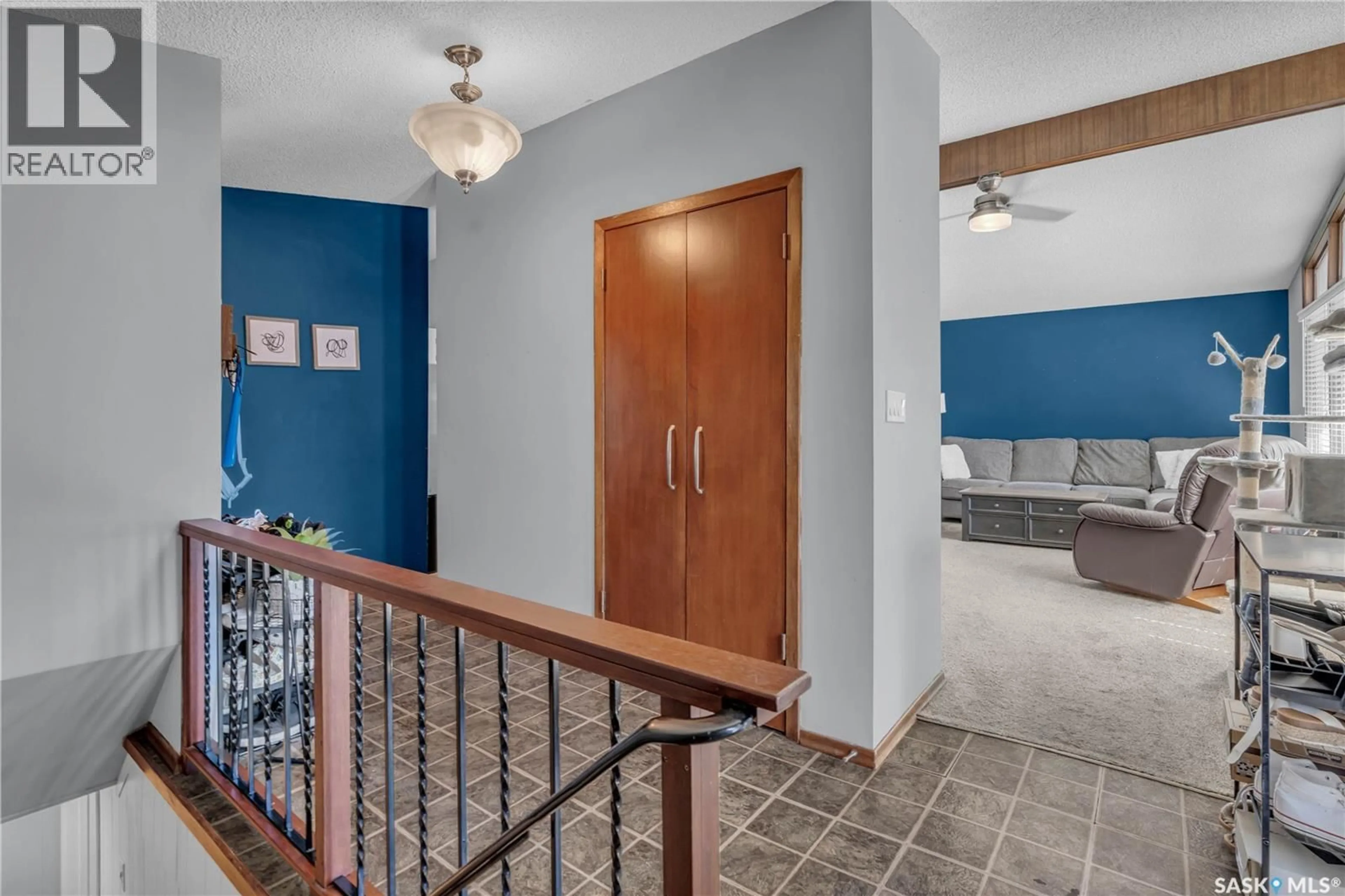 Indoor foyer for 156 CARMICHAEL ROAD, Regina Saskatchewan S4R6E2