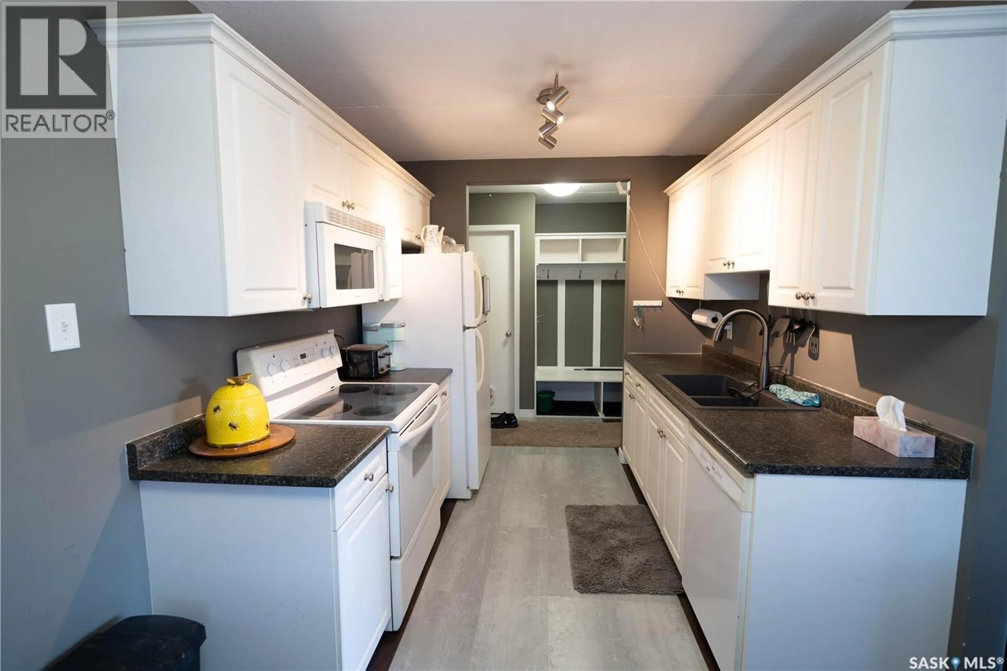 Standard kitchen, unknown for 20 - 38 ASSINIBOINE DRIVE, Saskatoon Saskatchewan S7K1H2