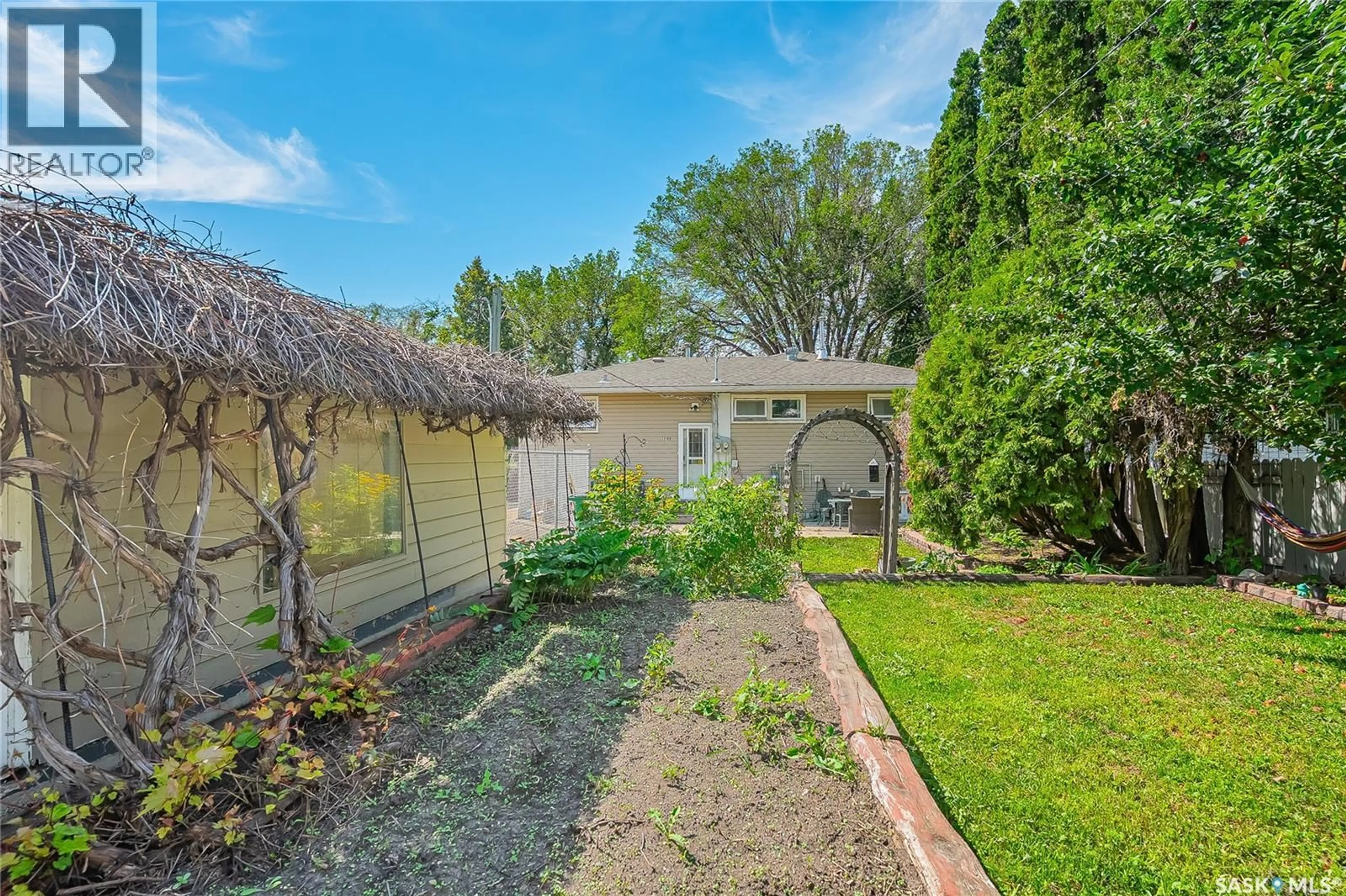 A pic from outside/outdoor area/front of a property/back of a property/a pic from drone, street for 1316 J AVENUE, Saskatoon Saskatchewan S7L2L8