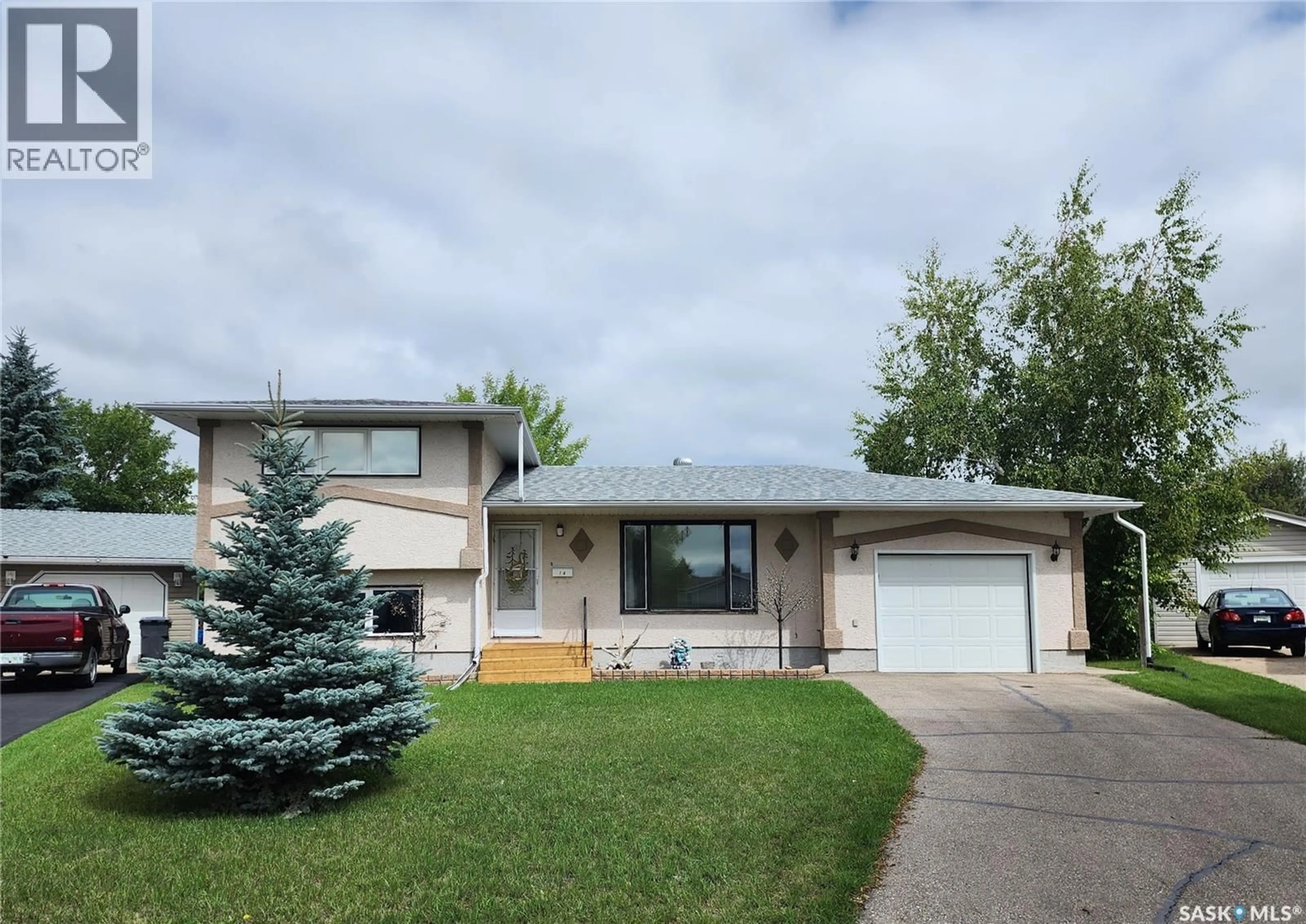 Home with vinyl exterior material, street for 14 CENTENNIAL CRESCENT, Melville Saskatchewan S0A2P0