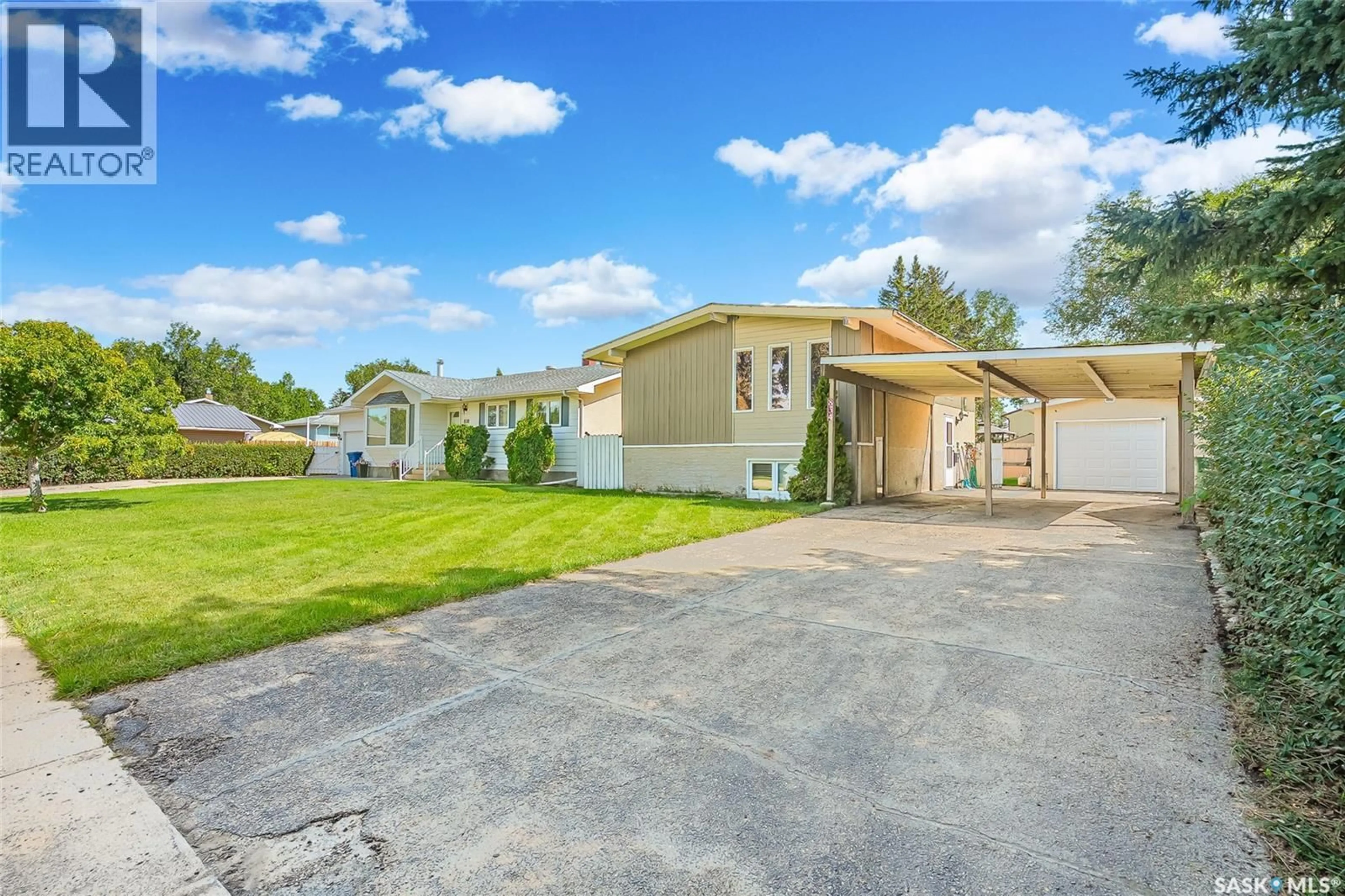 A pic from outside/outdoor area/front of a property/back of a property/a pic from drone, street for 834 MARR AVENUE, Saskatoon Saskatchewan S7L3Z5