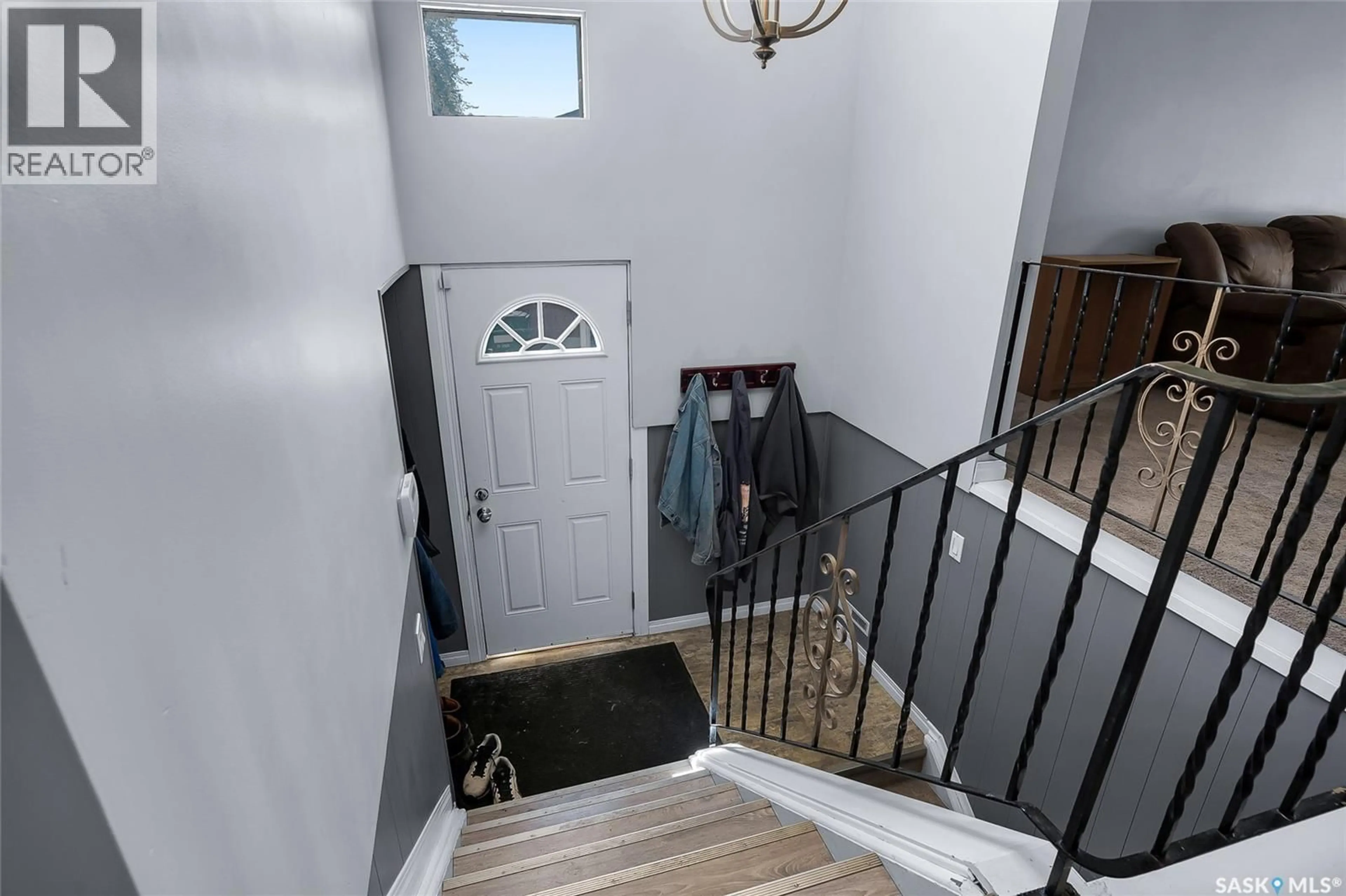 Indoor entryway for 834 MARR AVENUE, Saskatoon Saskatchewan S7L3Z5