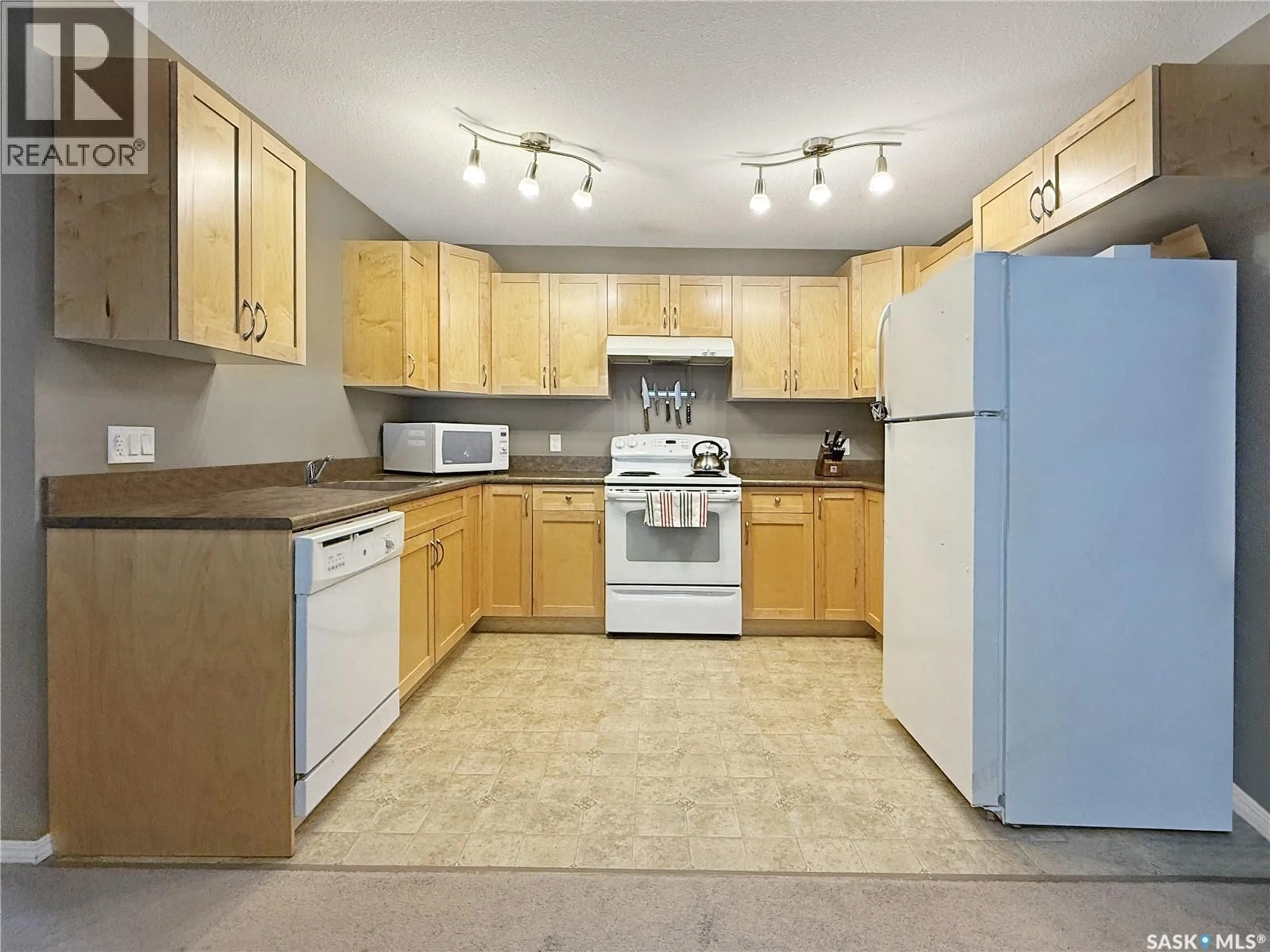 Standard kitchen, unknown for 214 825 GLADSTONE STREET E, Swift Current Saskatchewan S9H5P1