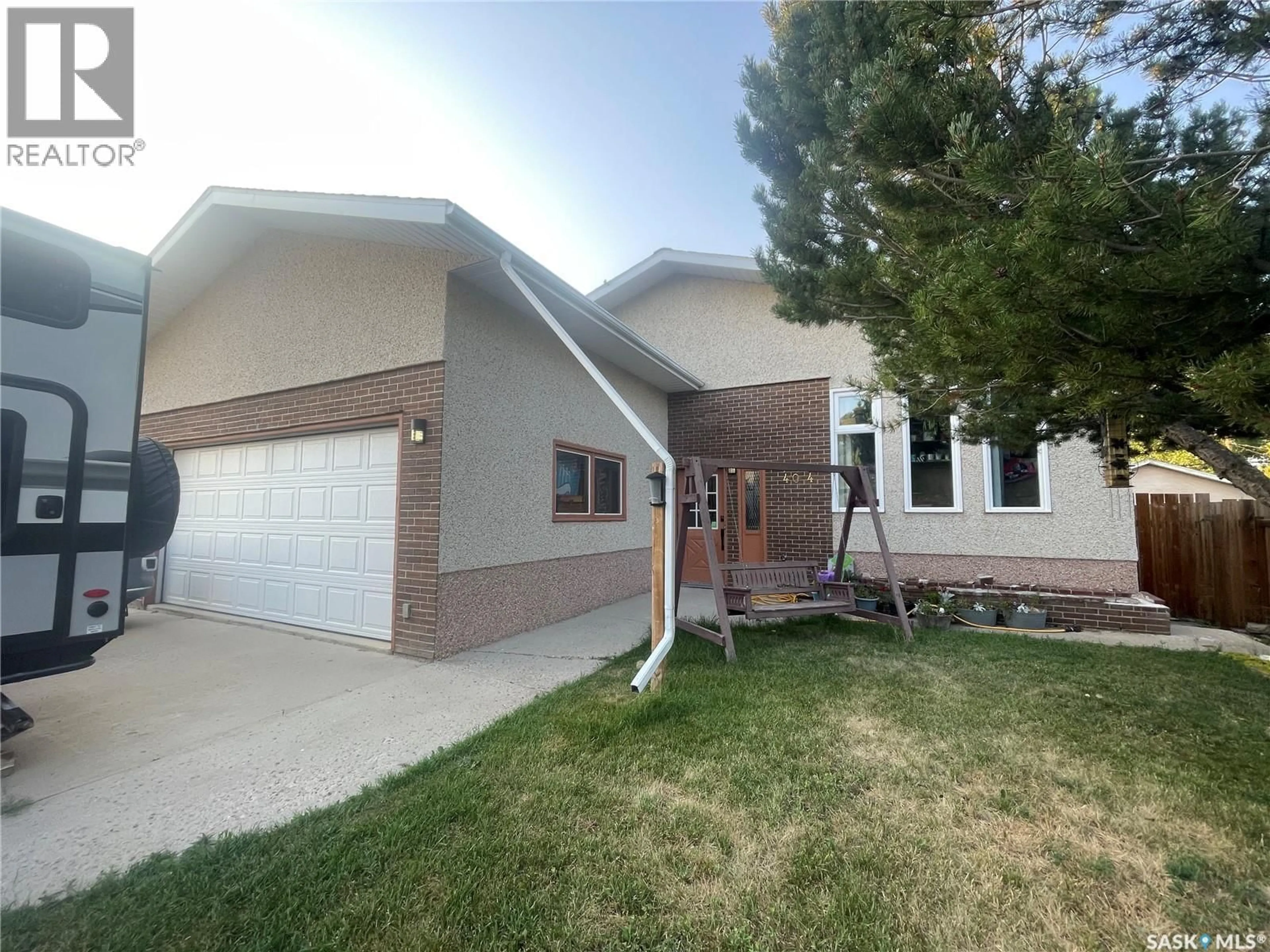 Home with vinyl exterior material, street for 404 PARSONS AVENUE, Maple Creek Saskatchewan S0N1N0