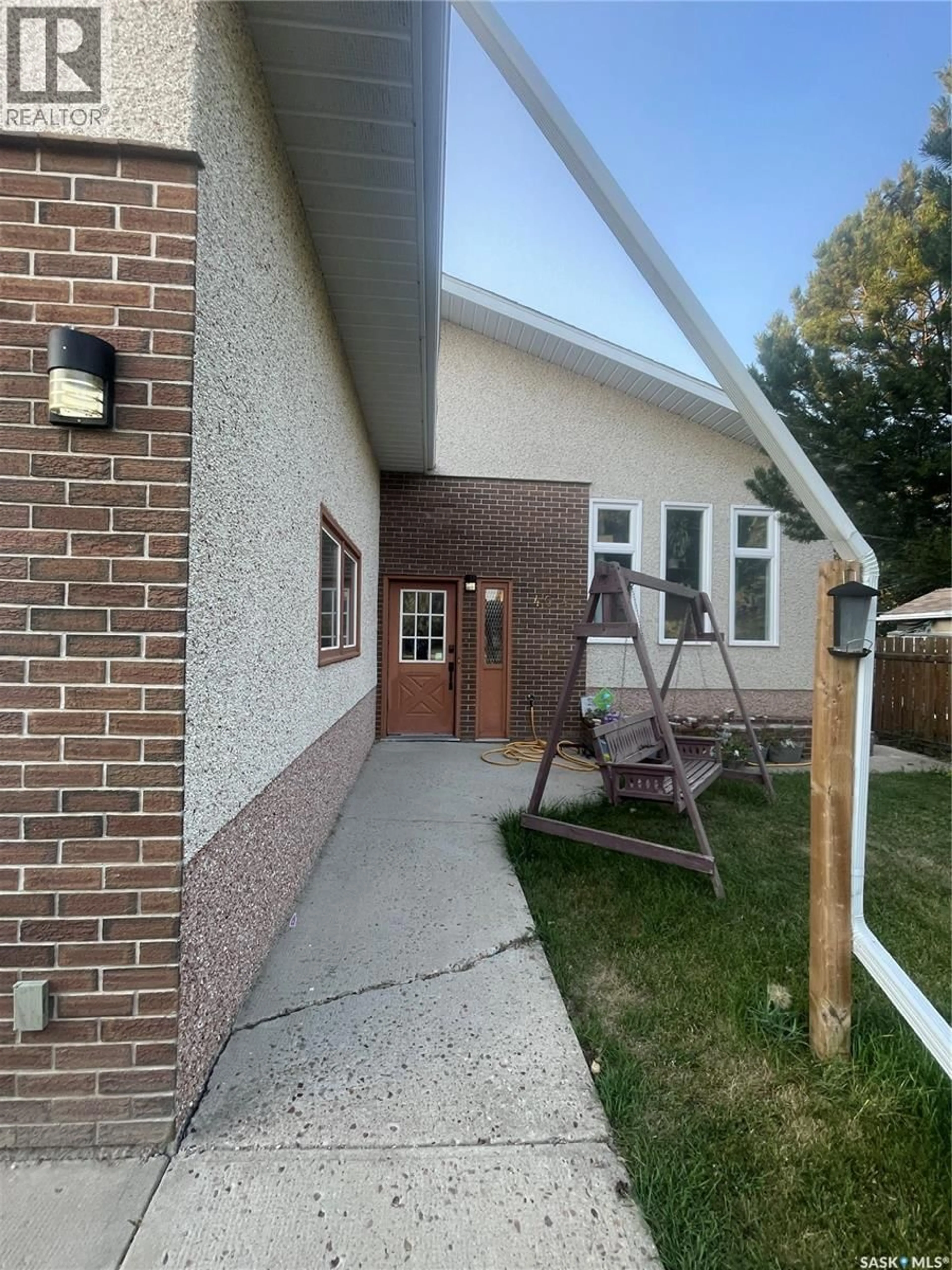 Patio, street for 404 PARSONS AVENUE, Maple Creek Saskatchewan S0N1N0