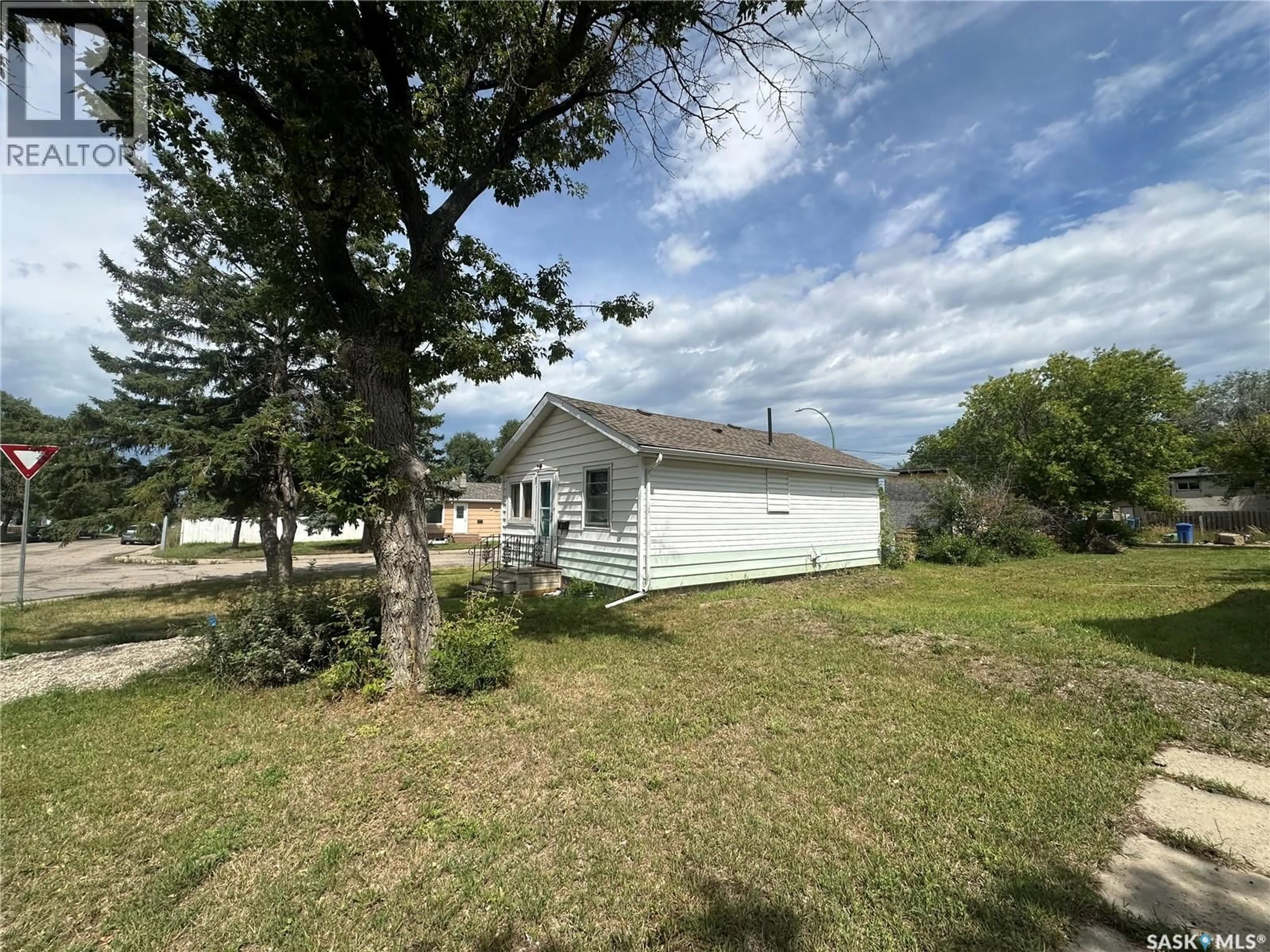 A pic from outside/outdoor area/front of a property/back of a property/a pic from drone, water/lake/river/ocean view for 701 GARNET STREET, Regina Saskatchewan S4T2X2