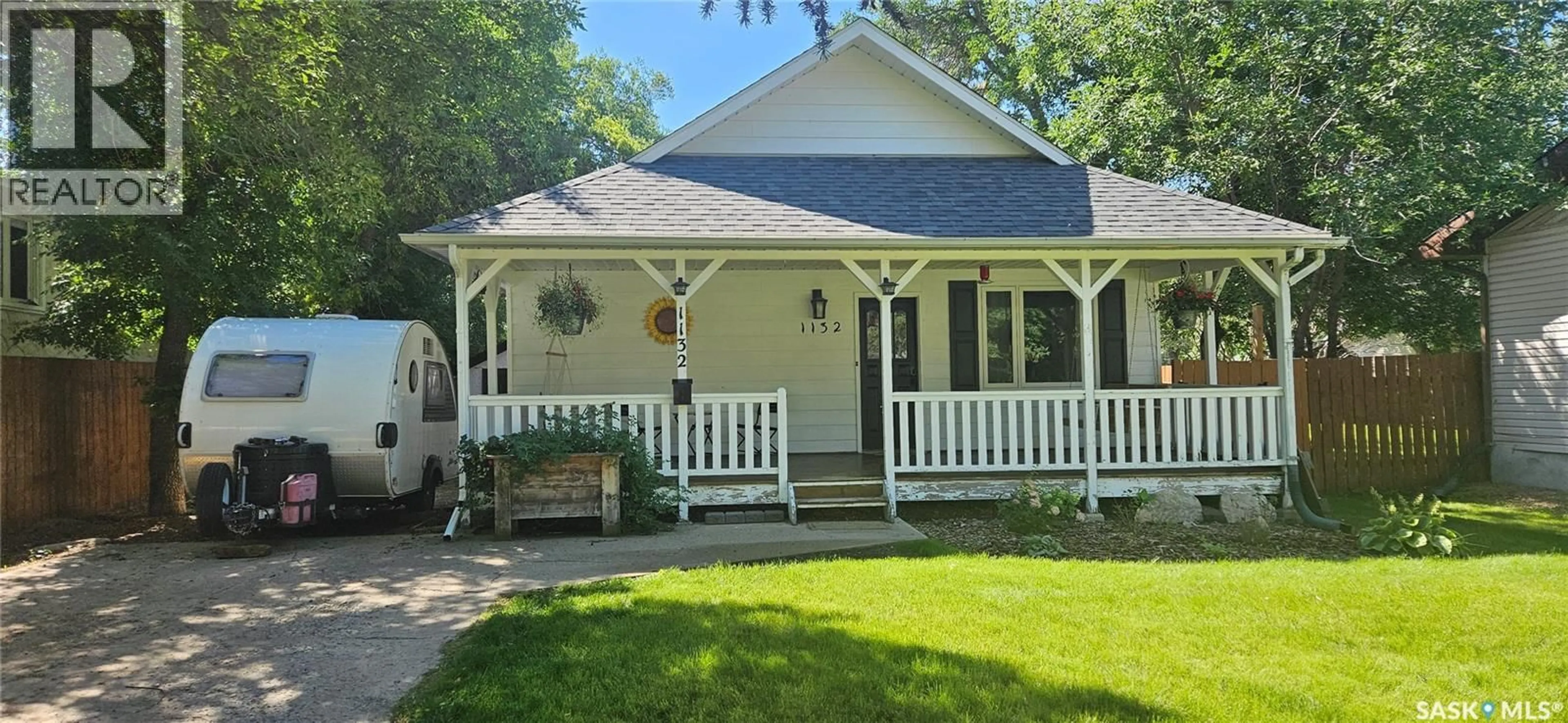 Home with vinyl exterior material, street for 1132 SIDNEY STREET E, Swift Current Saskatchewan S9H1T9
